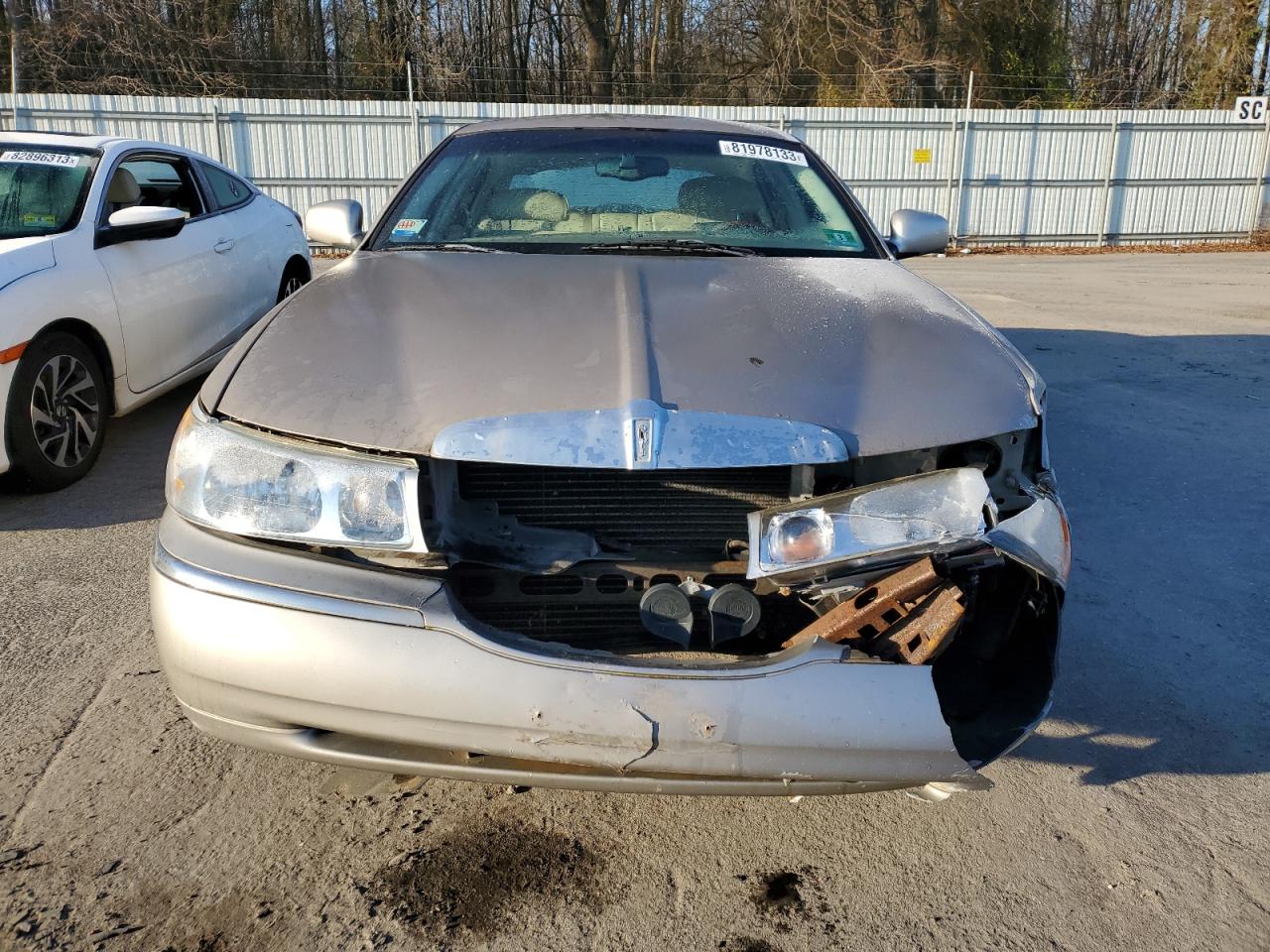 Photo 4 VIN: 1LNHM82W01Y610695 - LINCOLN TOWN CAR 