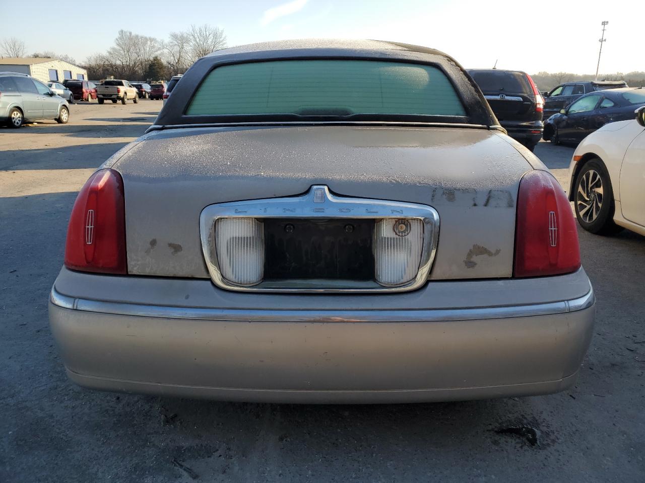 Photo 5 VIN: 1LNHM82W01Y610695 - LINCOLN TOWN CAR 