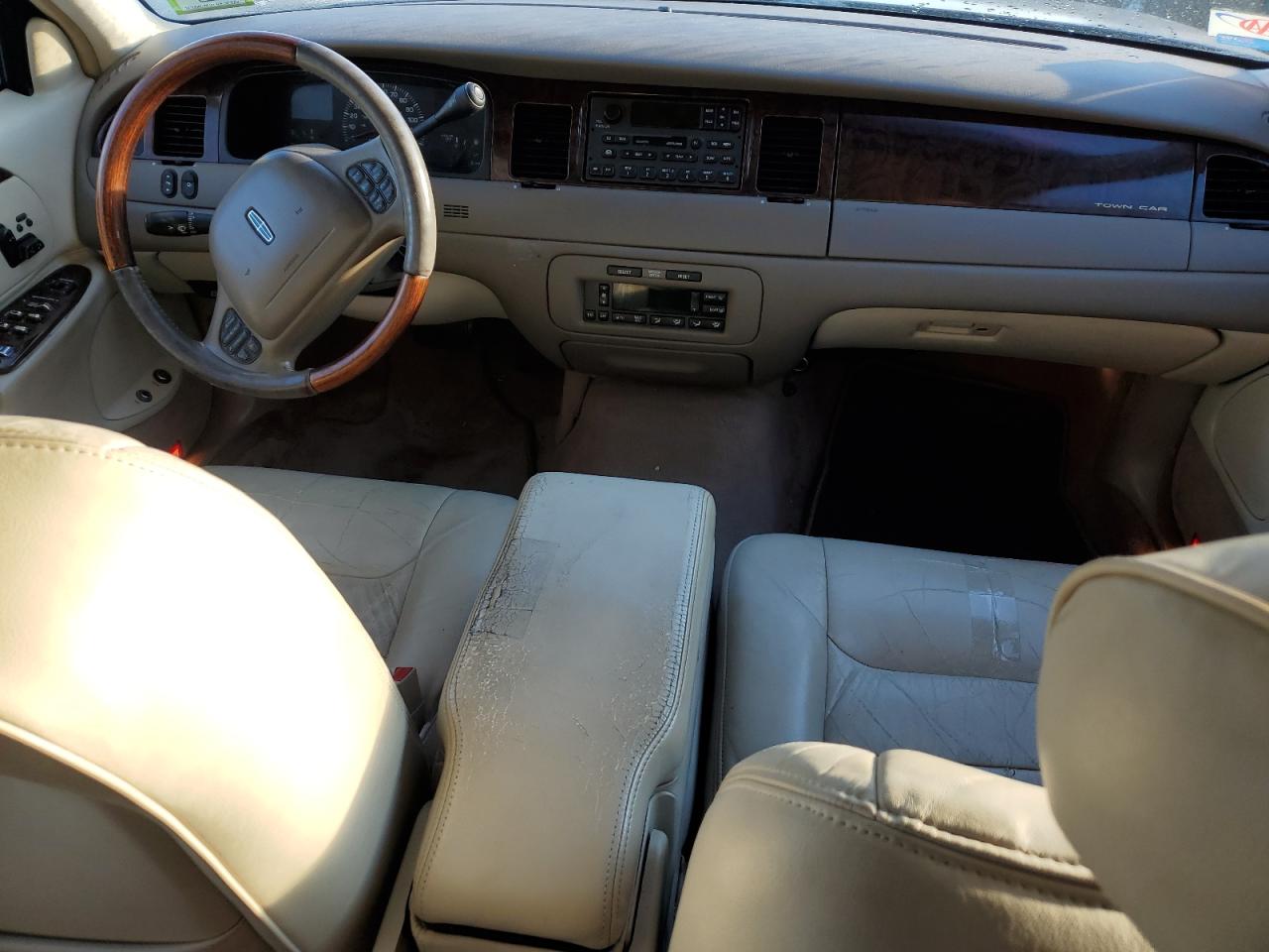 Photo 7 VIN: 1LNHM82W01Y610695 - LINCOLN TOWN CAR 