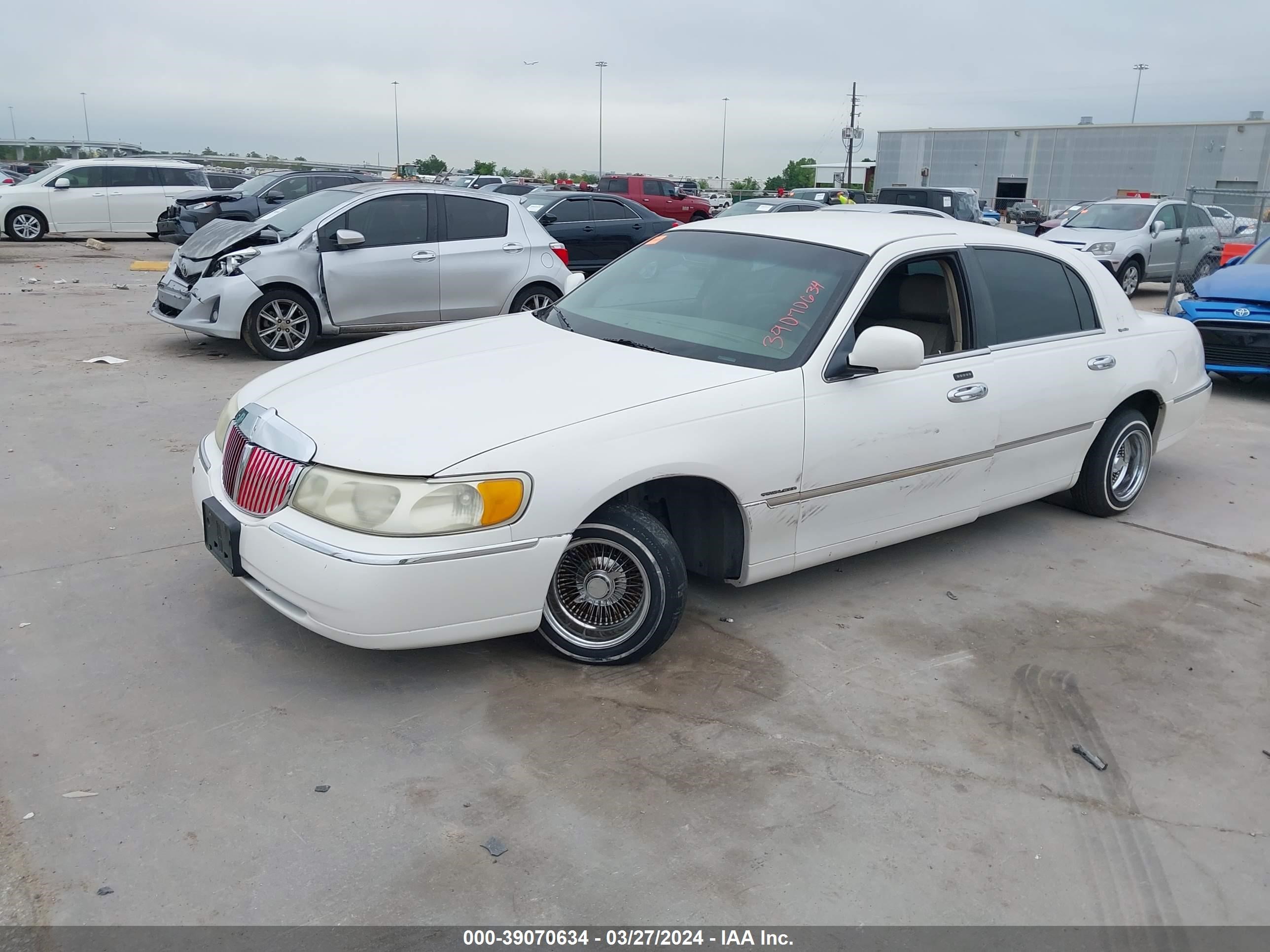 Photo 1 VIN: 1LNHM82W01Y725006 - LINCOLN TOWN CAR 