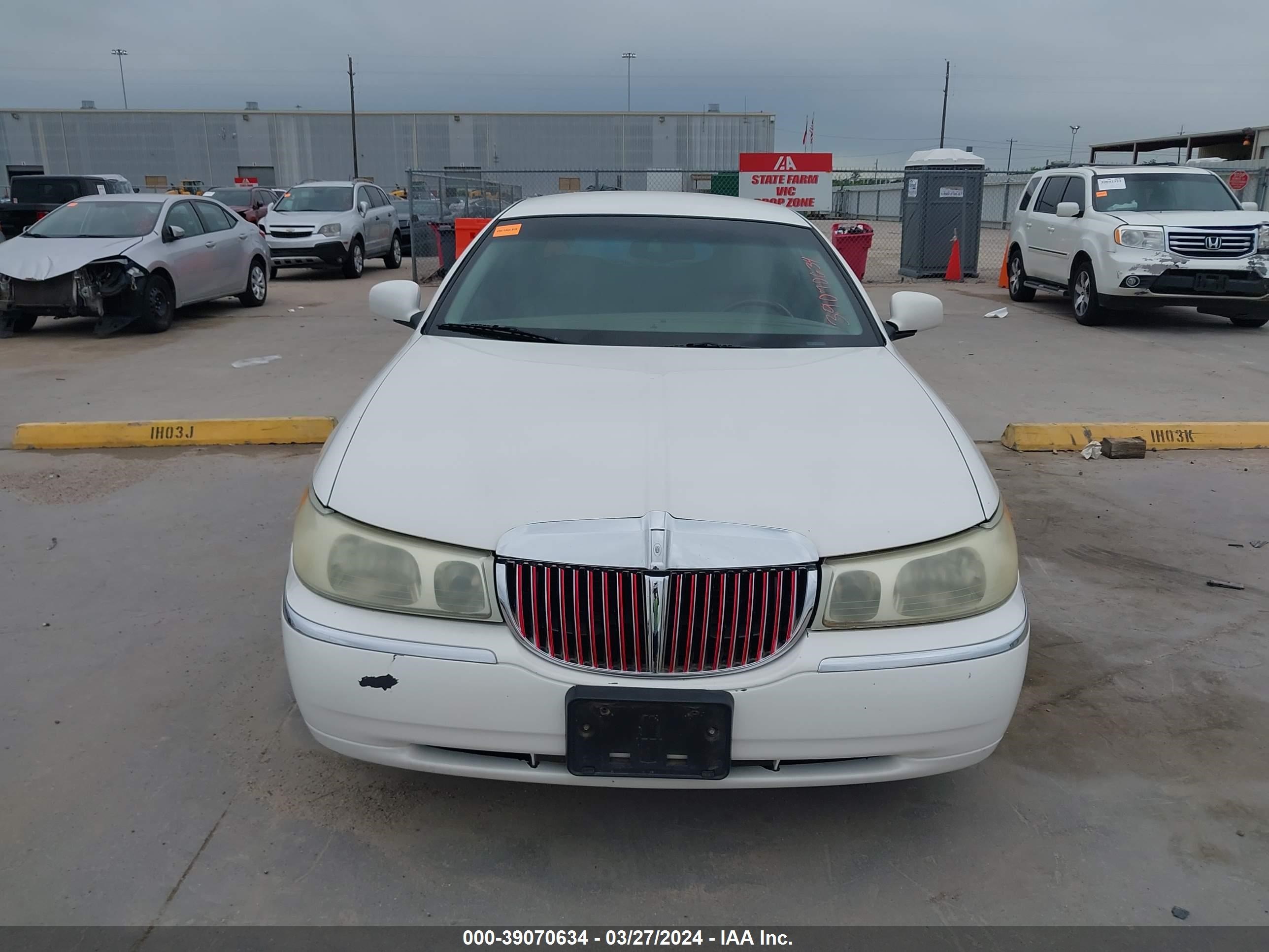 Photo 11 VIN: 1LNHM82W01Y725006 - LINCOLN TOWN CAR 