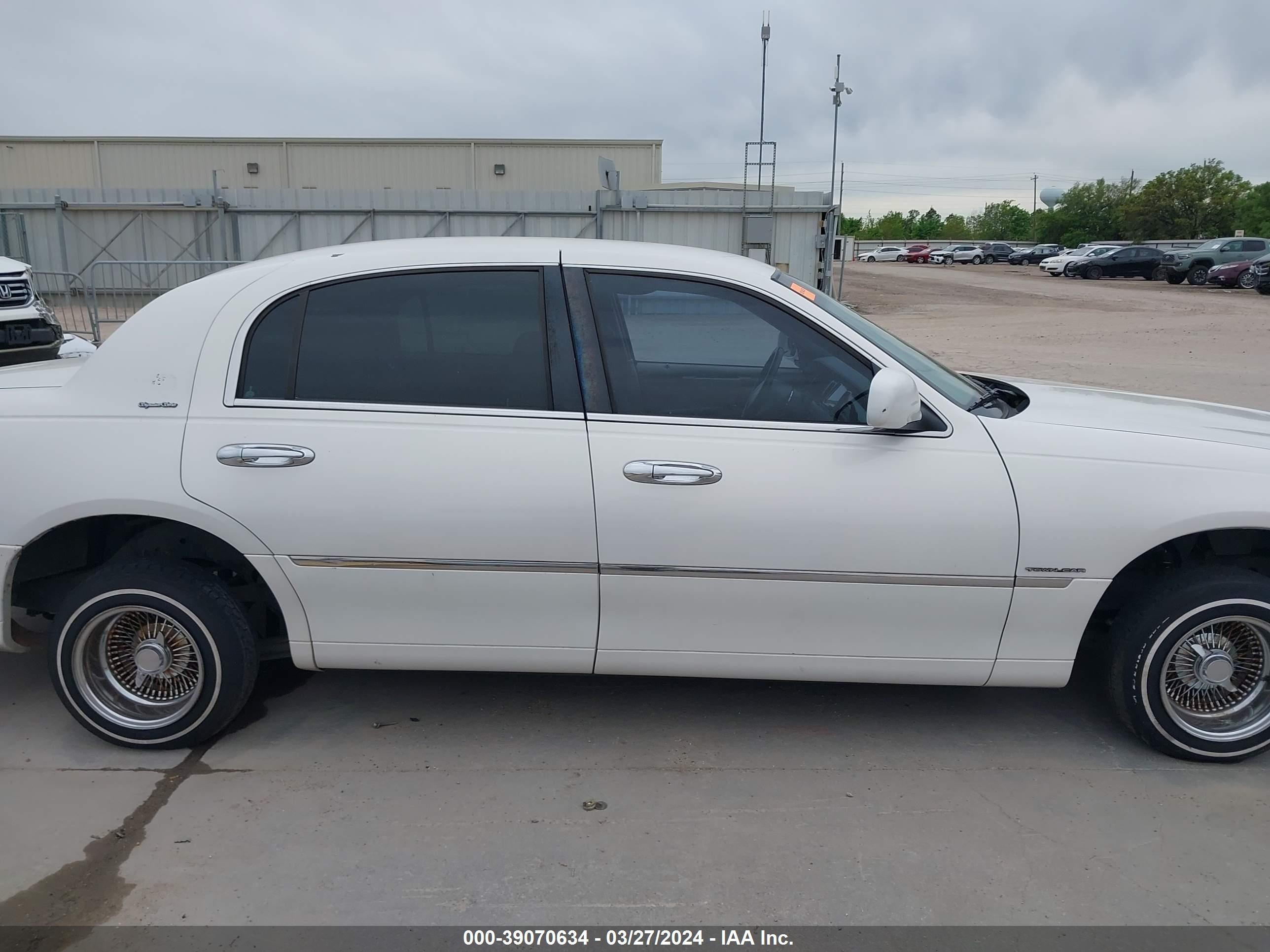 Photo 12 VIN: 1LNHM82W01Y725006 - LINCOLN TOWN CAR 