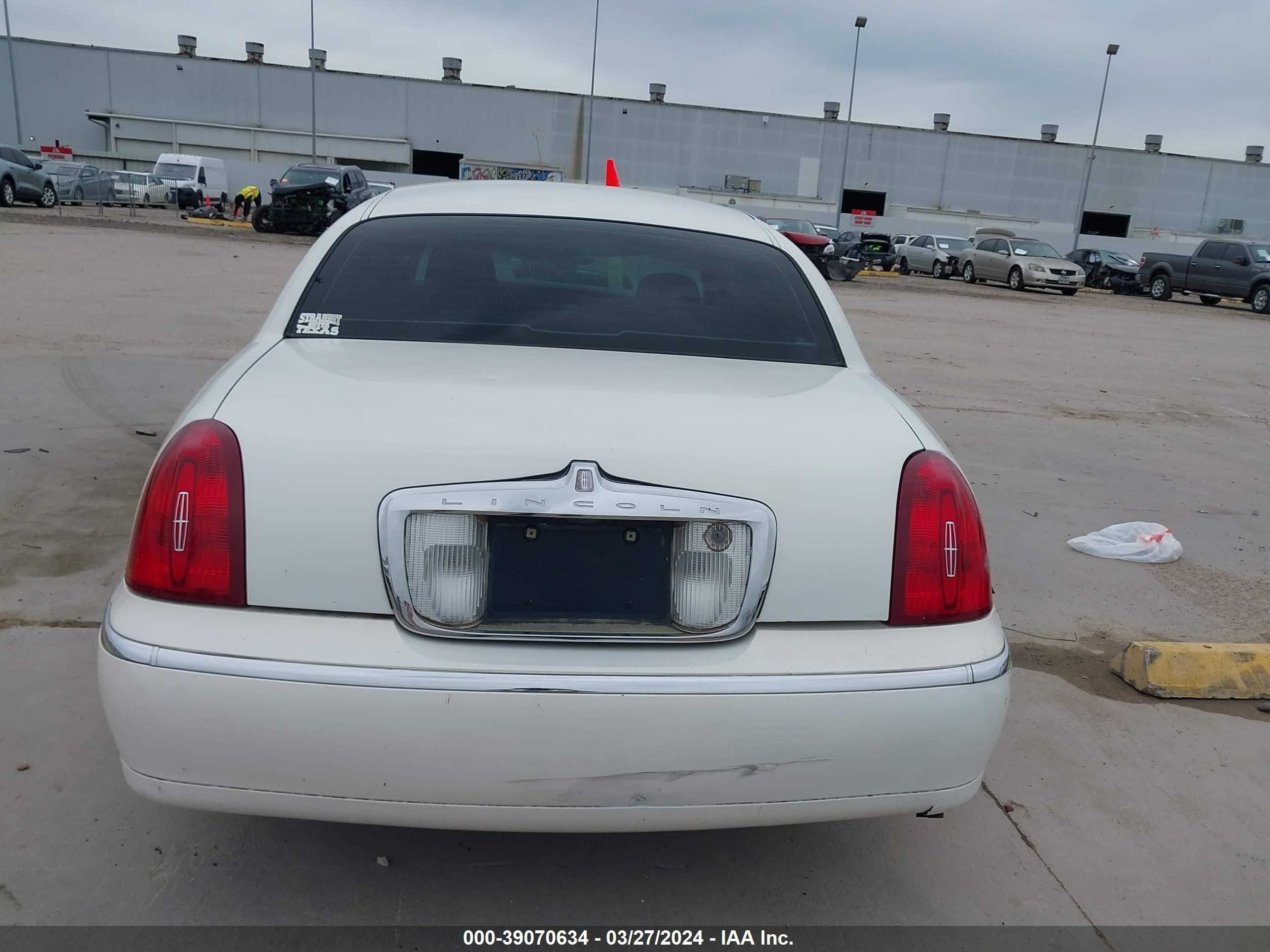 Photo 15 VIN: 1LNHM82W01Y725006 - LINCOLN TOWN CAR 