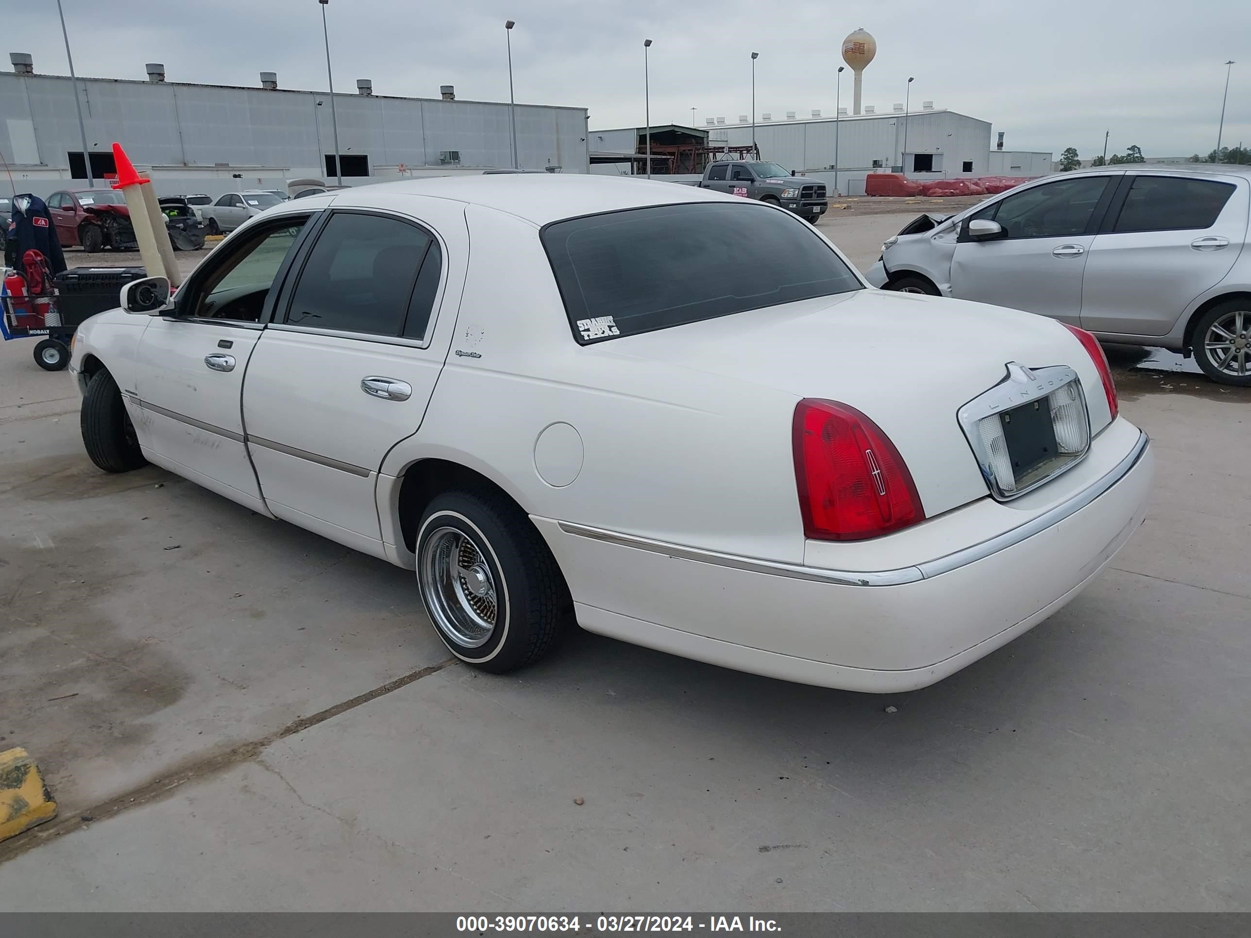 Photo 2 VIN: 1LNHM82W01Y725006 - LINCOLN TOWN CAR 