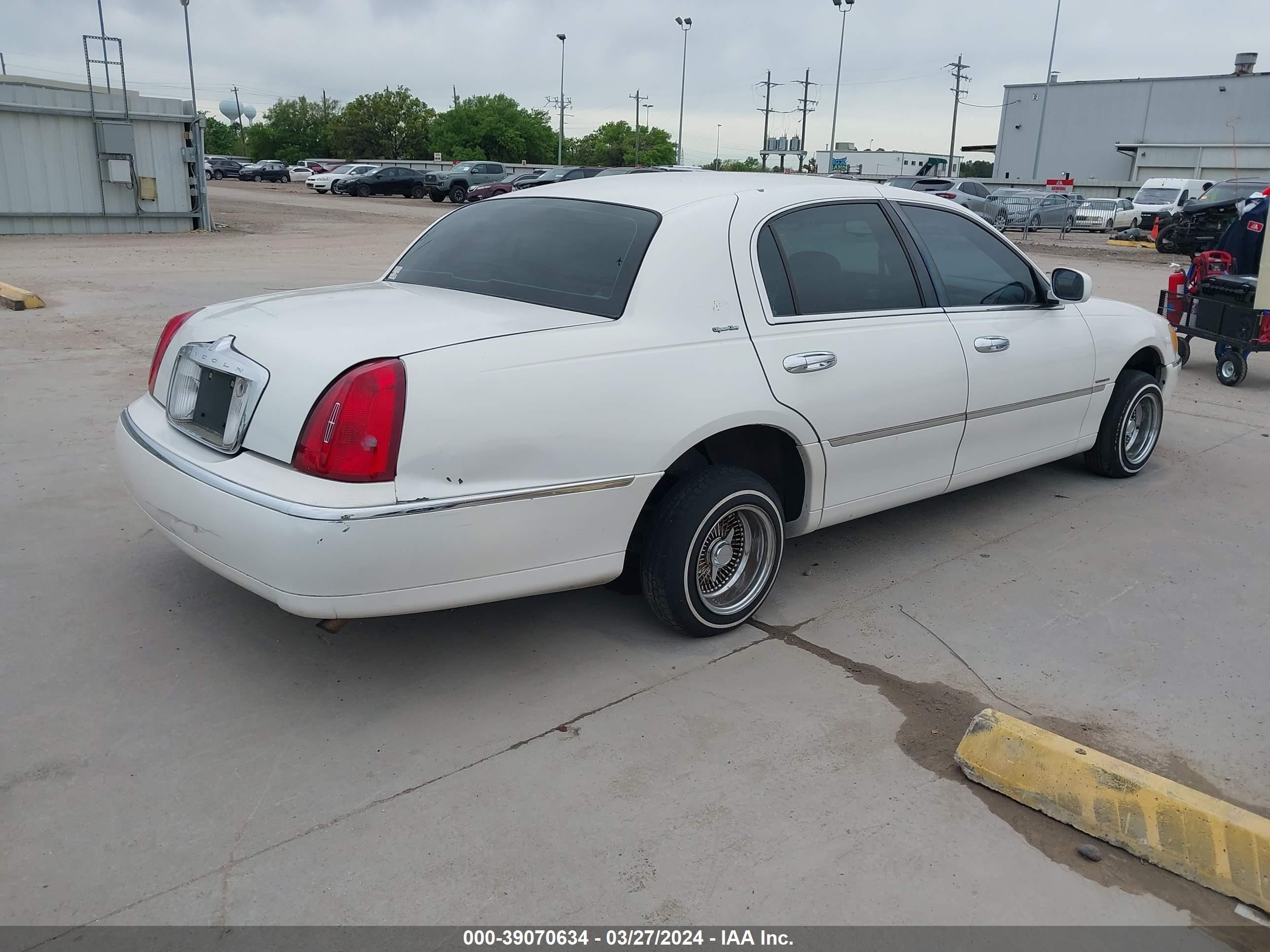 Photo 3 VIN: 1LNHM82W01Y725006 - LINCOLN TOWN CAR 