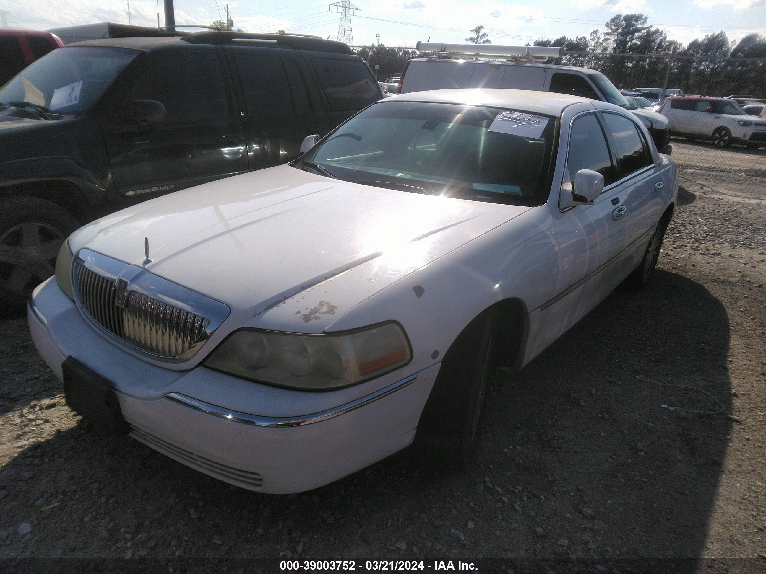 Photo 1 VIN: 1LNHM82W03Y656630 - LINCOLN TOWN CAR 