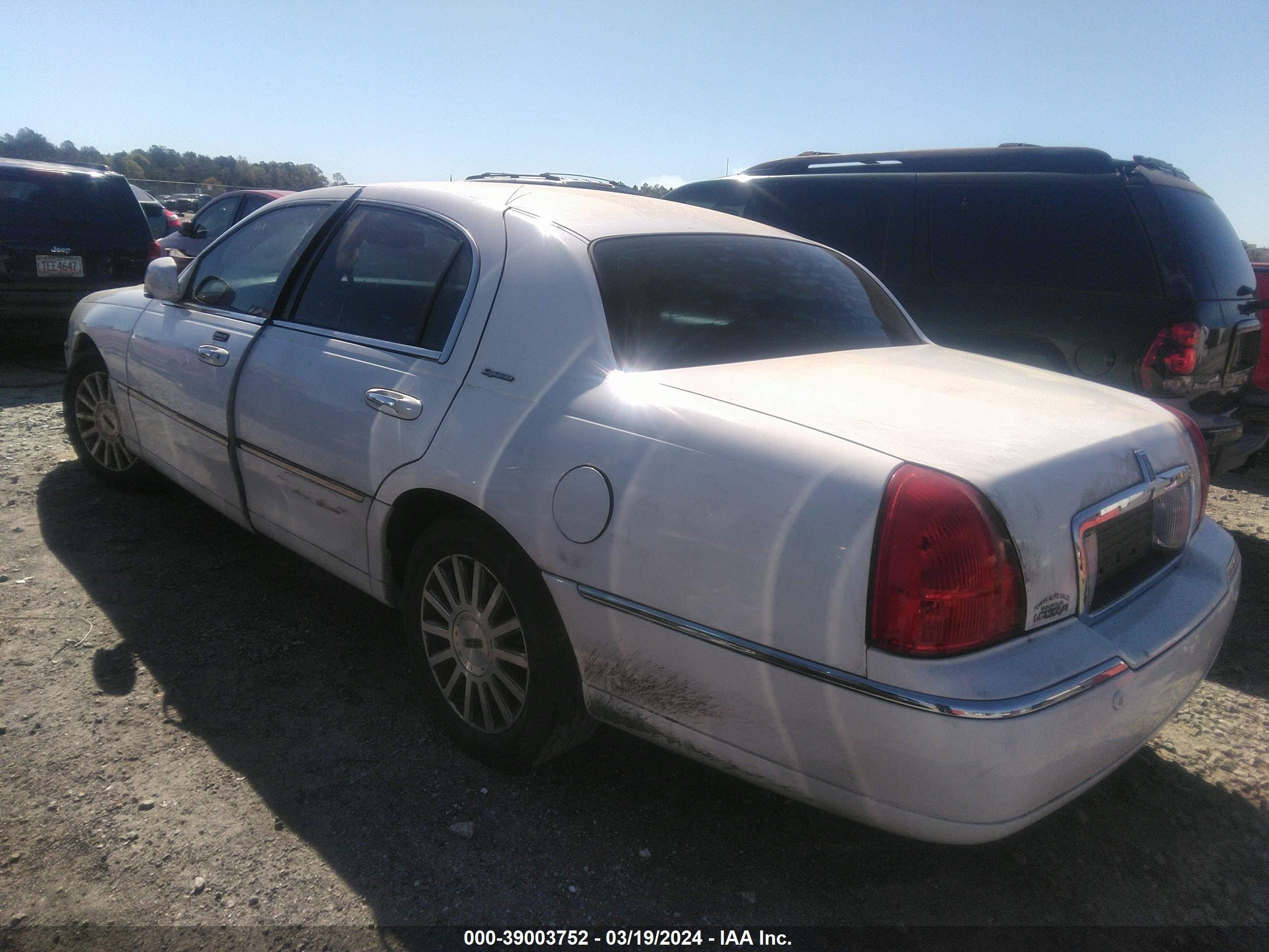 Photo 2 VIN: 1LNHM82W03Y656630 - LINCOLN TOWN CAR 