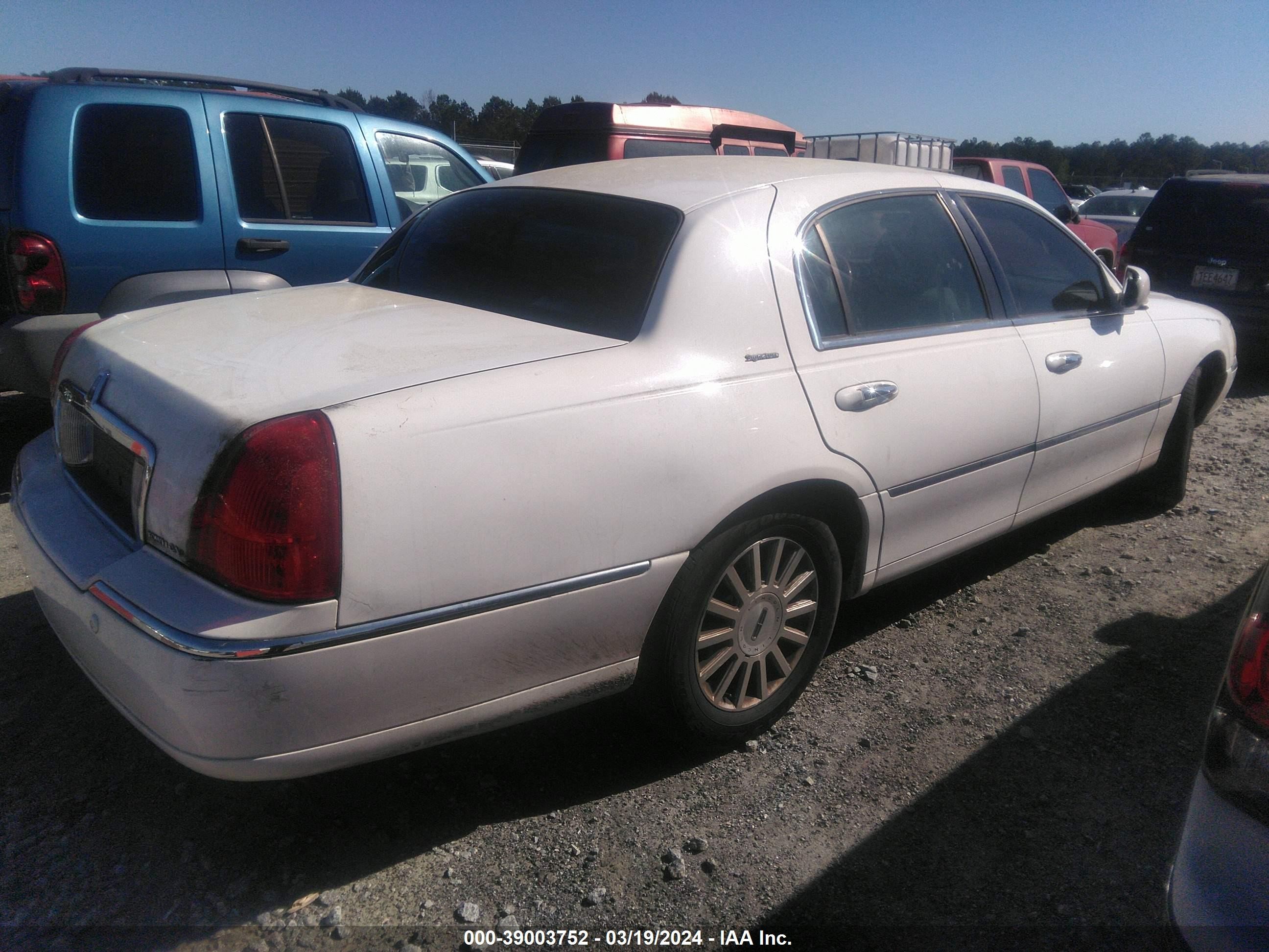 Photo 3 VIN: 1LNHM82W03Y656630 - LINCOLN TOWN CAR 