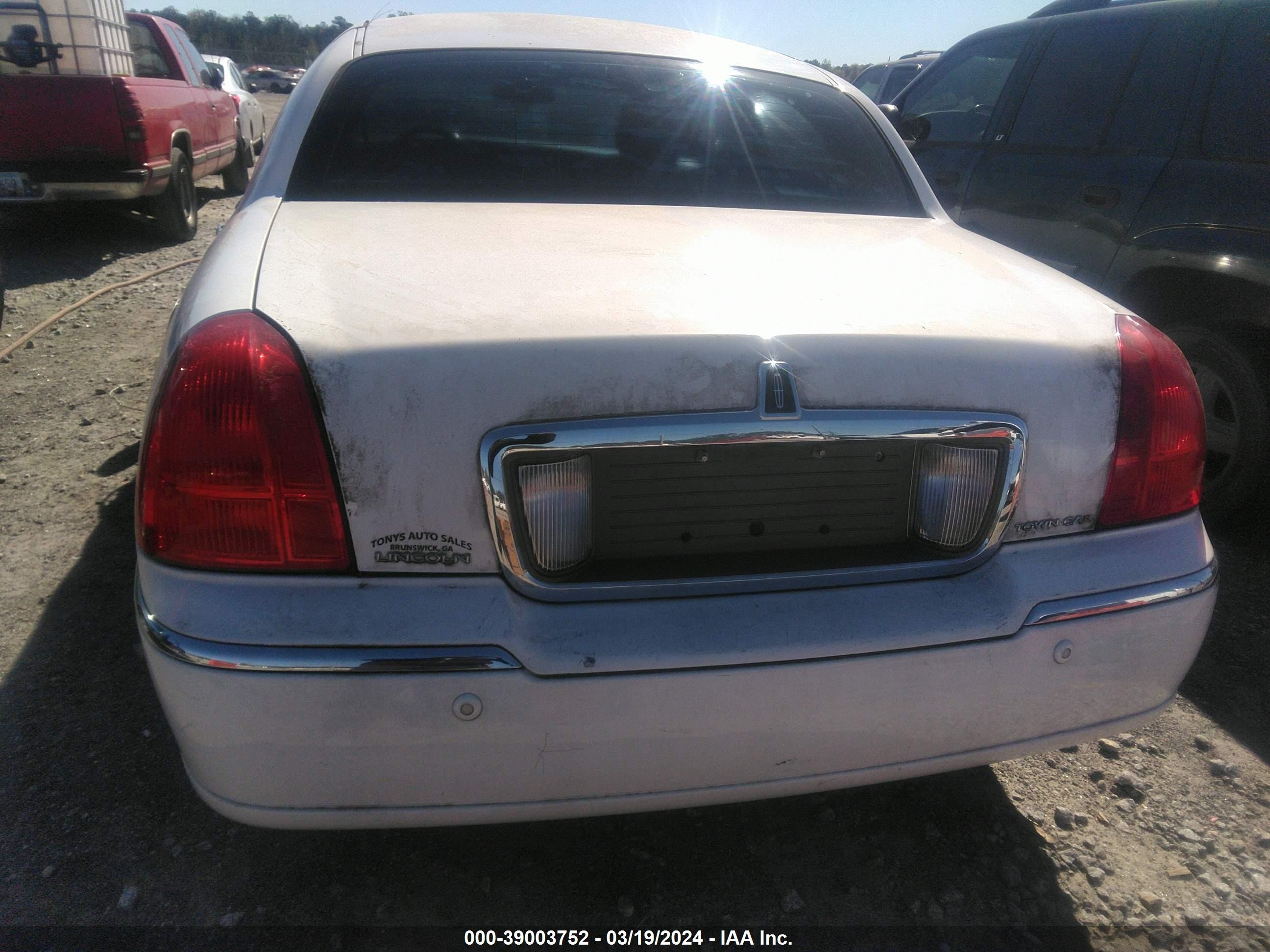 Photo 5 VIN: 1LNHM82W03Y656630 - LINCOLN TOWN CAR 