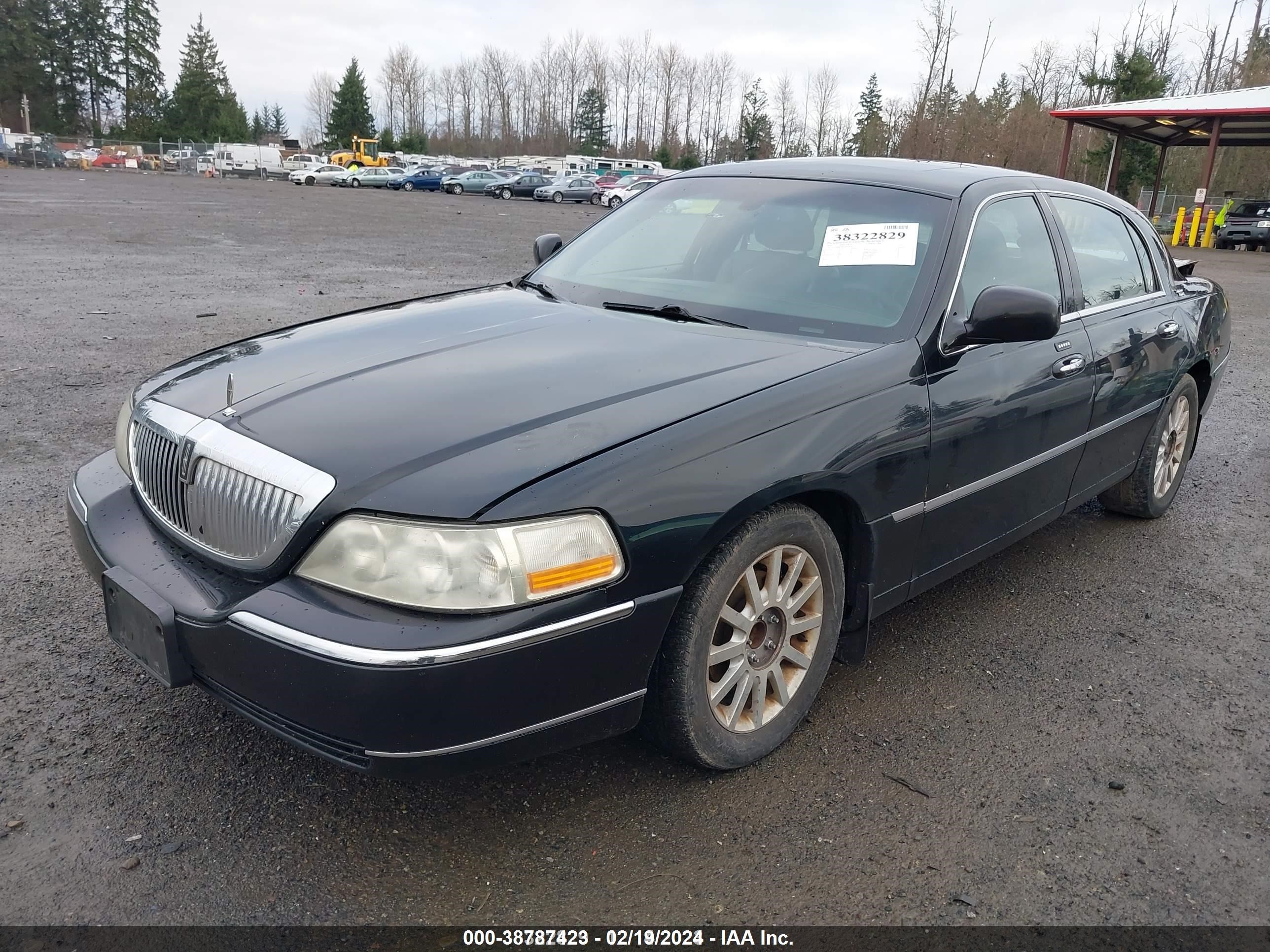 Photo 2 VIN: 1LNHM82W07Y620958 - LINCOLN TOWN CAR 