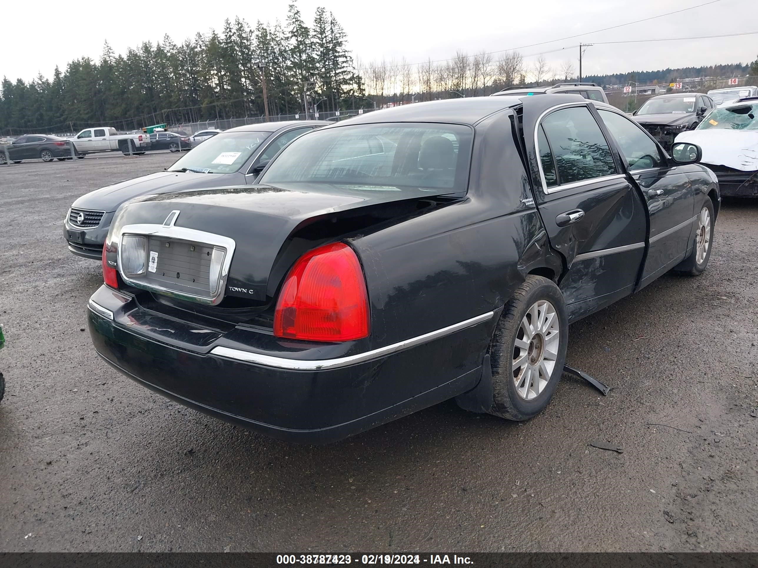 Photo 4 VIN: 1LNHM82W07Y620958 - LINCOLN TOWN CAR 