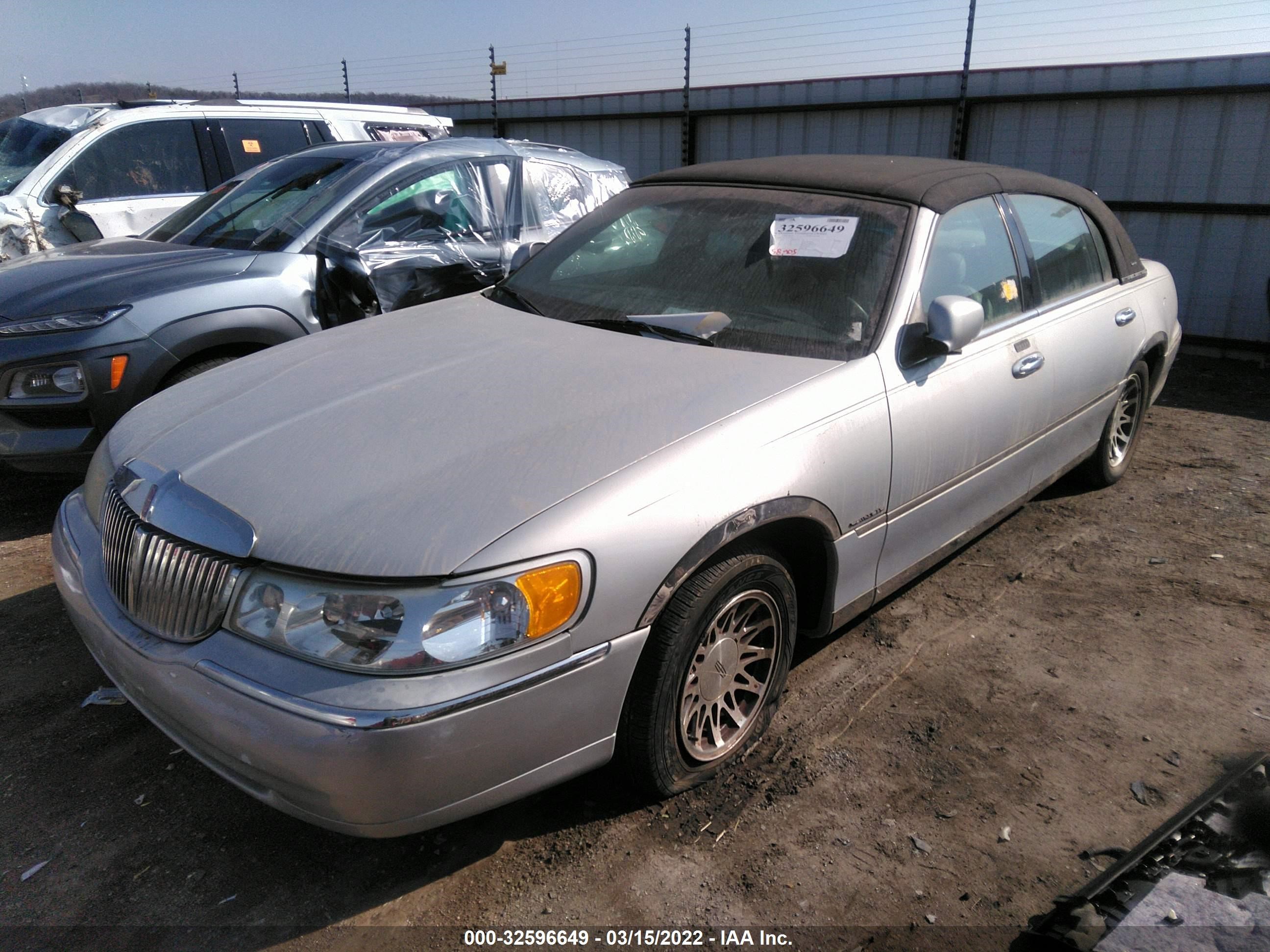 Photo 1 VIN: 1LNHM82W0YY762678 - LINCOLN TOWN CAR 