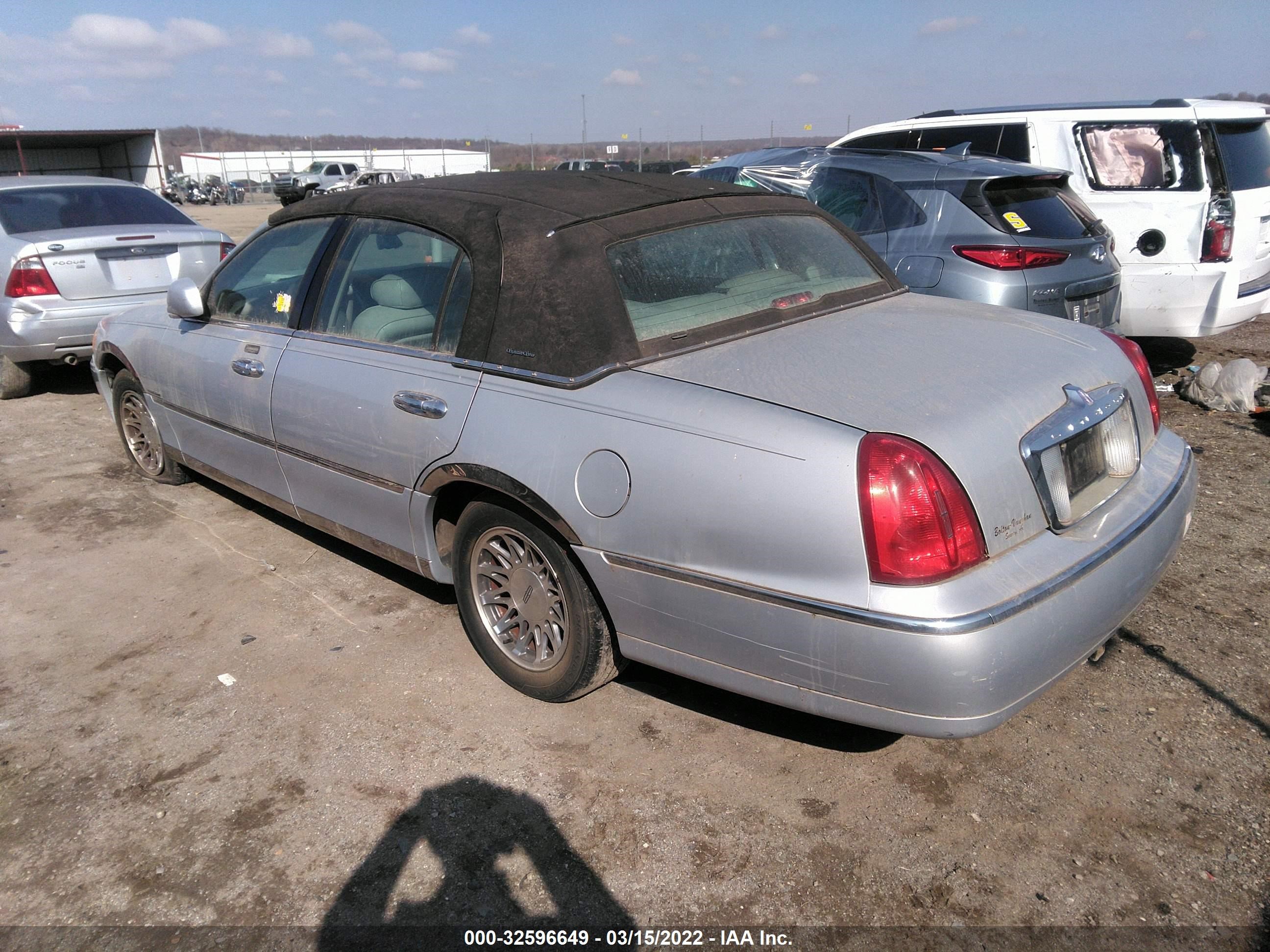 Photo 2 VIN: 1LNHM82W0YY762678 - LINCOLN TOWN CAR 