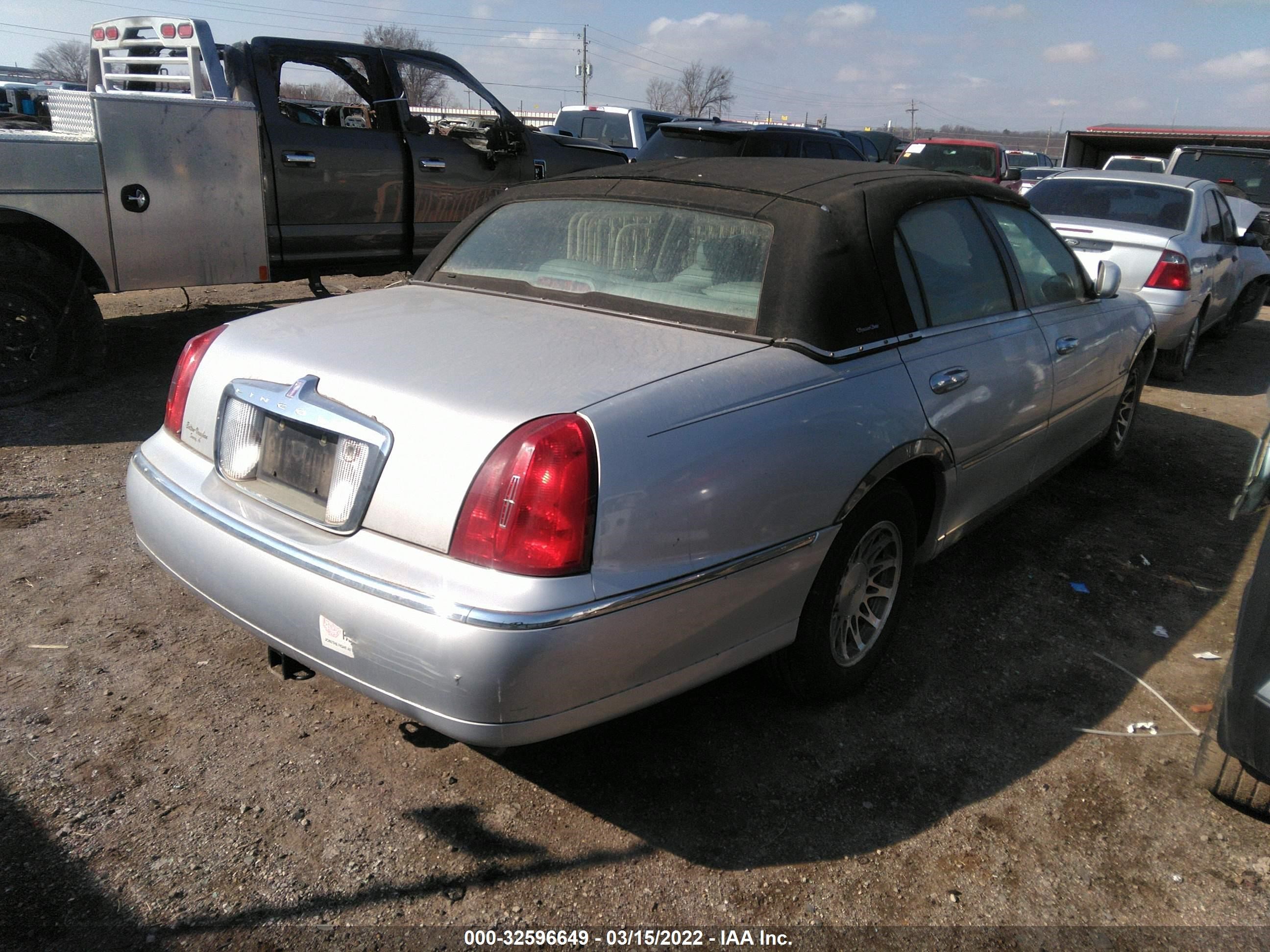 Photo 3 VIN: 1LNHM82W0YY762678 - LINCOLN TOWN CAR 