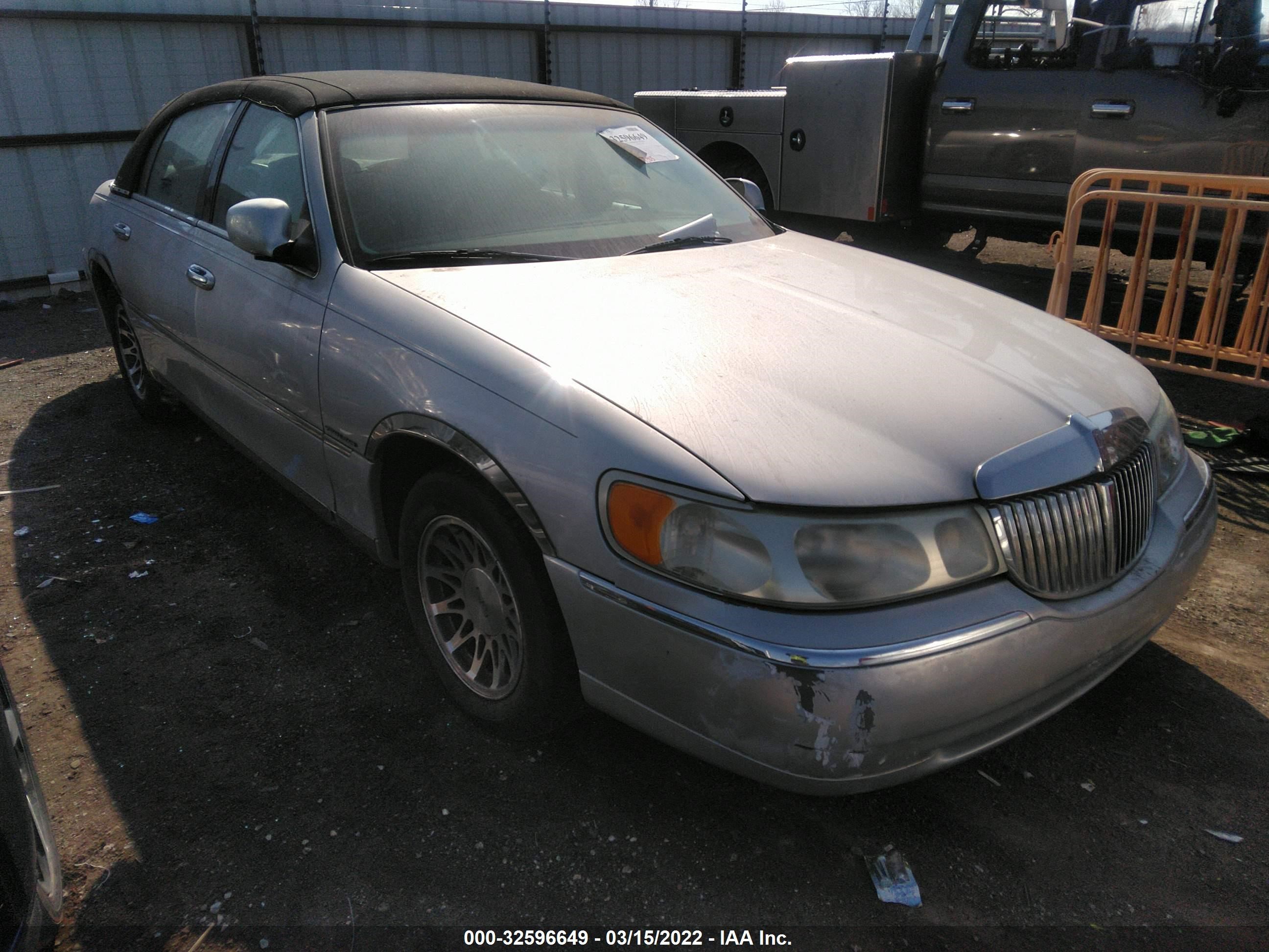 Photo 5 VIN: 1LNHM82W0YY762678 - LINCOLN TOWN CAR 