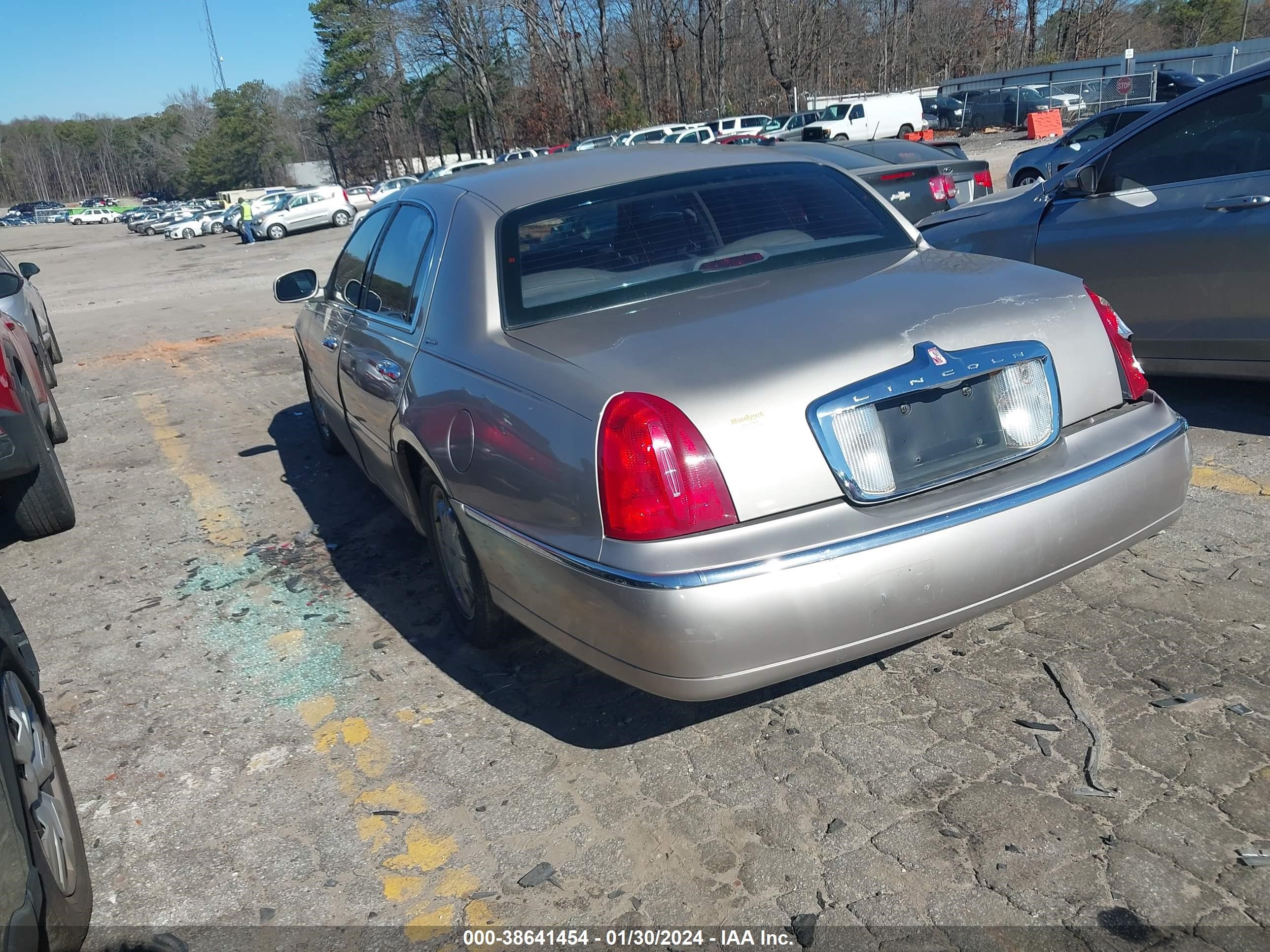 Photo 2 VIN: 1LNHM82W0YY930013 - LINCOLN TOWN CAR 