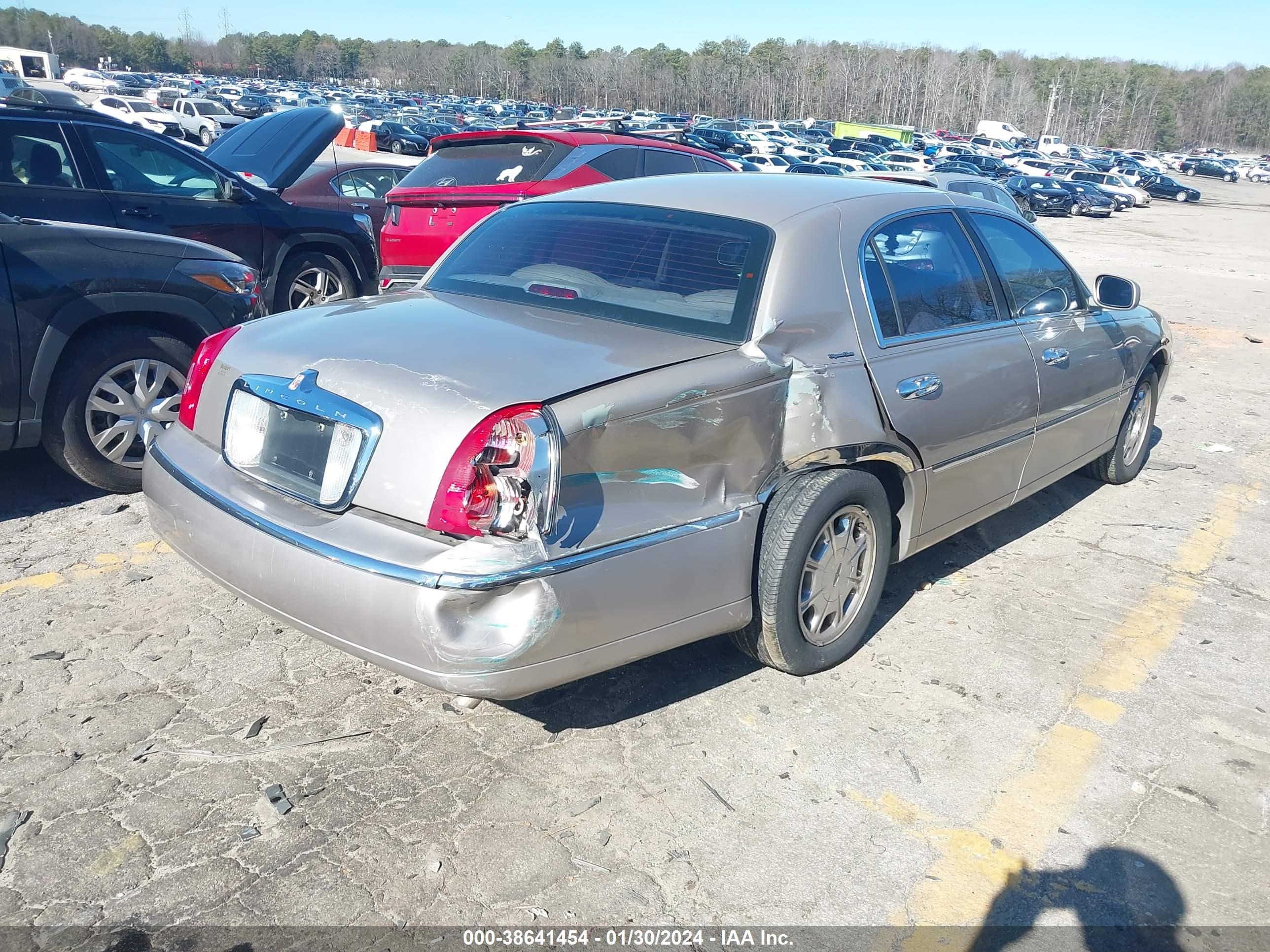 Photo 3 VIN: 1LNHM82W0YY930013 - LINCOLN TOWN CAR 