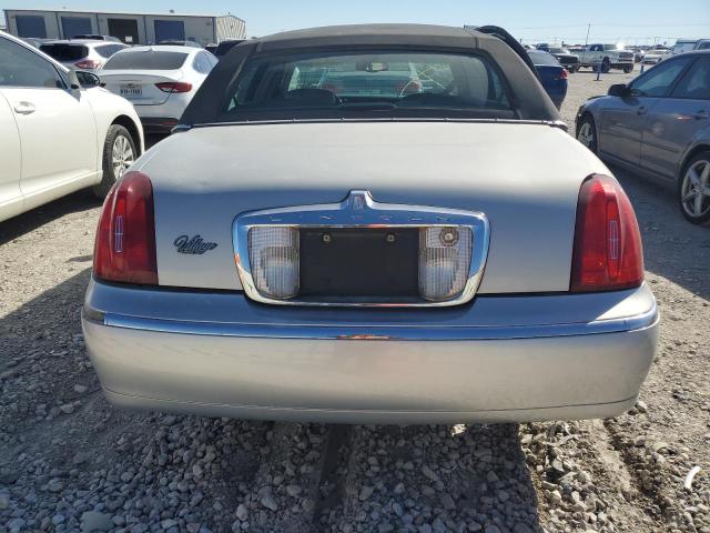 Photo 5 VIN: 1LNHM82W11Y681811 - LINCOLN TOWNCAR 