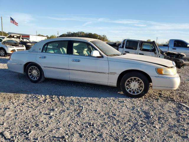 Photo 3 VIN: 1LNHM82W11Y687298 - LINCOLN TOWNCAR 