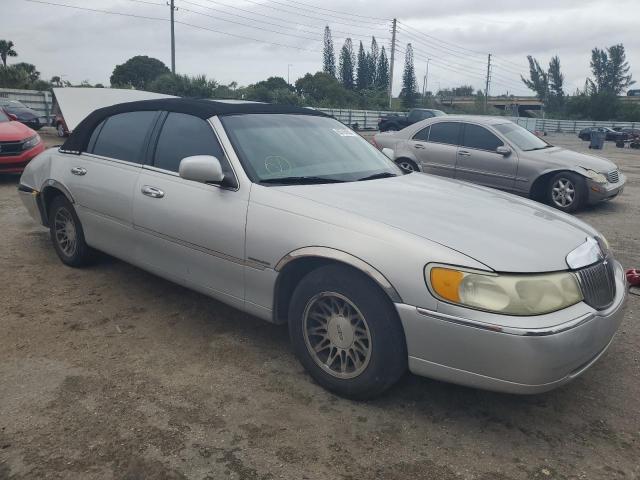 Photo 3 VIN: 1LNHM82W11Y732997 - LINCOLN TOWNCAR 