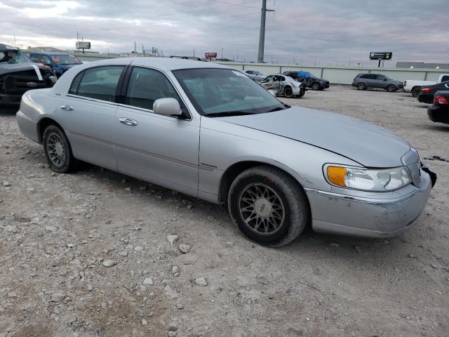 Photo 3 VIN: 1LNHM82W12Y618189 - LINCOLN TOWNCAR 