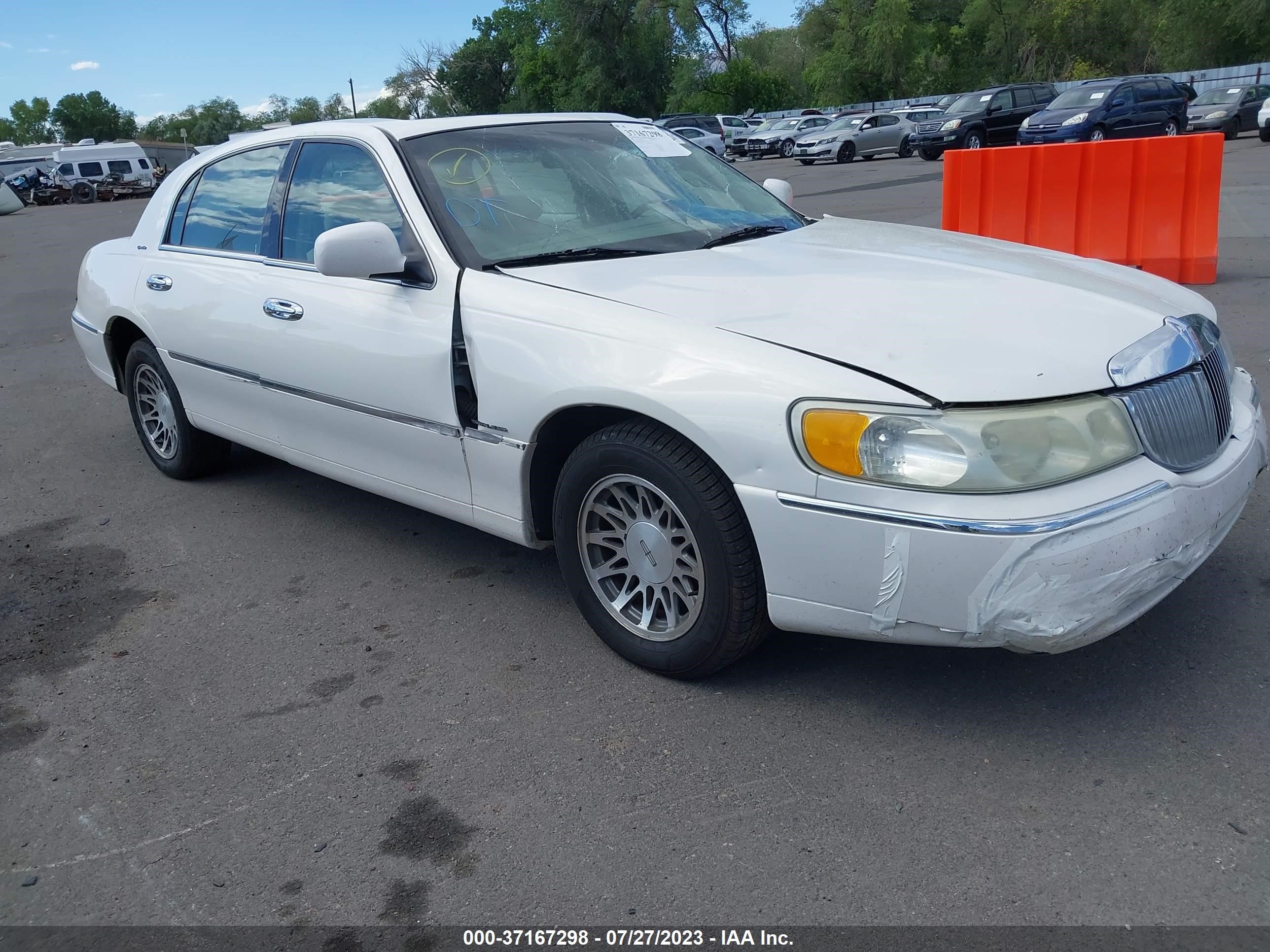 Photo 0 VIN: 1LNHM82W12Y631637 - LINCOLN TOWN CAR 