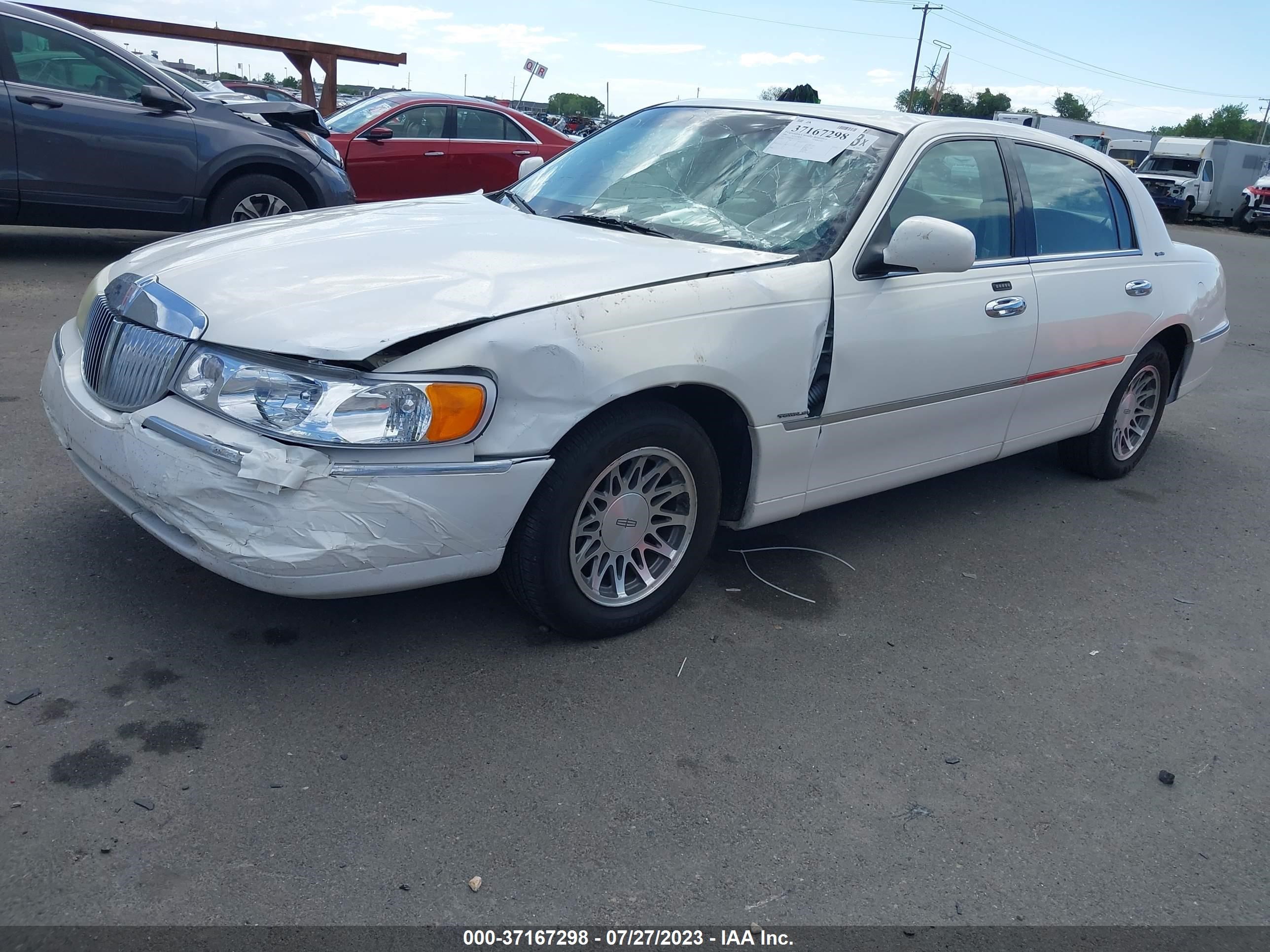 Photo 1 VIN: 1LNHM82W12Y631637 - LINCOLN TOWN CAR 