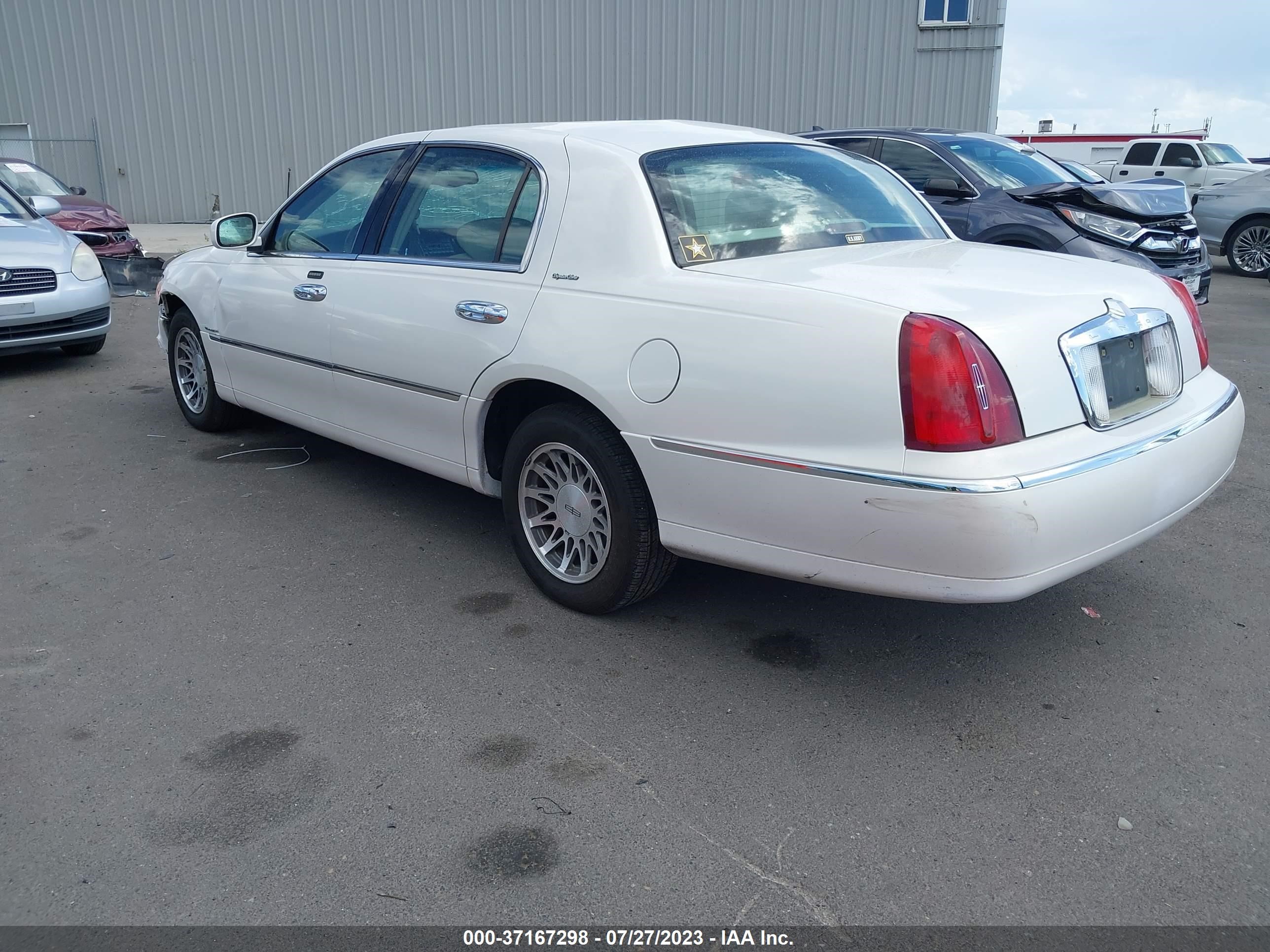 Photo 2 VIN: 1LNHM82W12Y631637 - LINCOLN TOWN CAR 