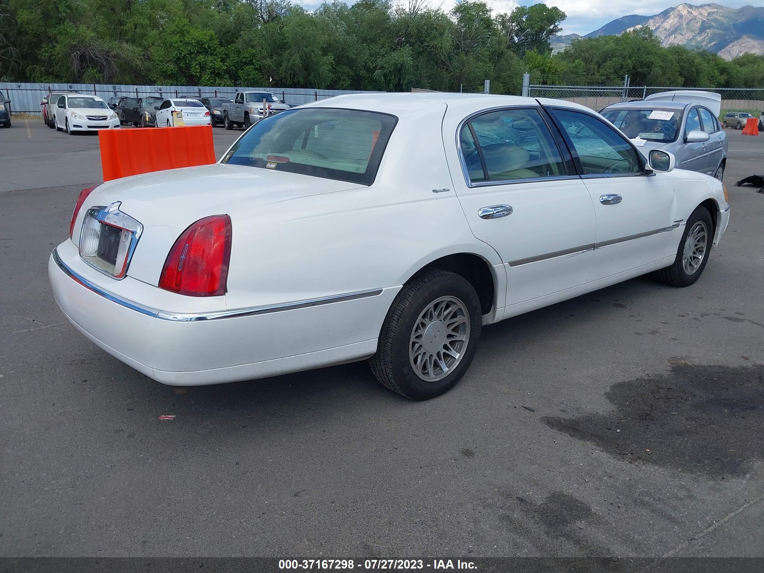 Photo 3 VIN: 1LNHM82W12Y631637 - LINCOLN TOWN CAR 