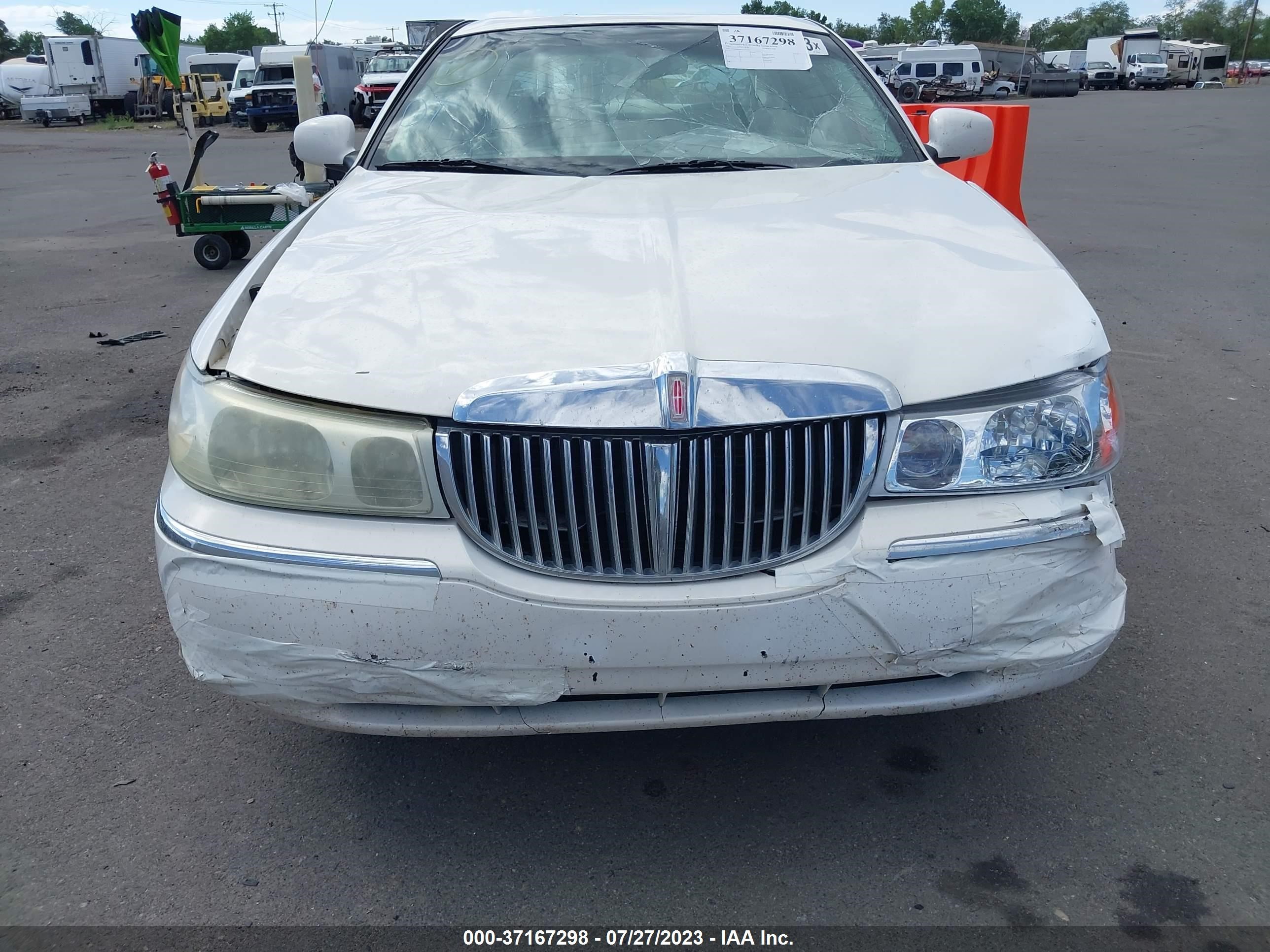 Photo 5 VIN: 1LNHM82W12Y631637 - LINCOLN TOWN CAR 