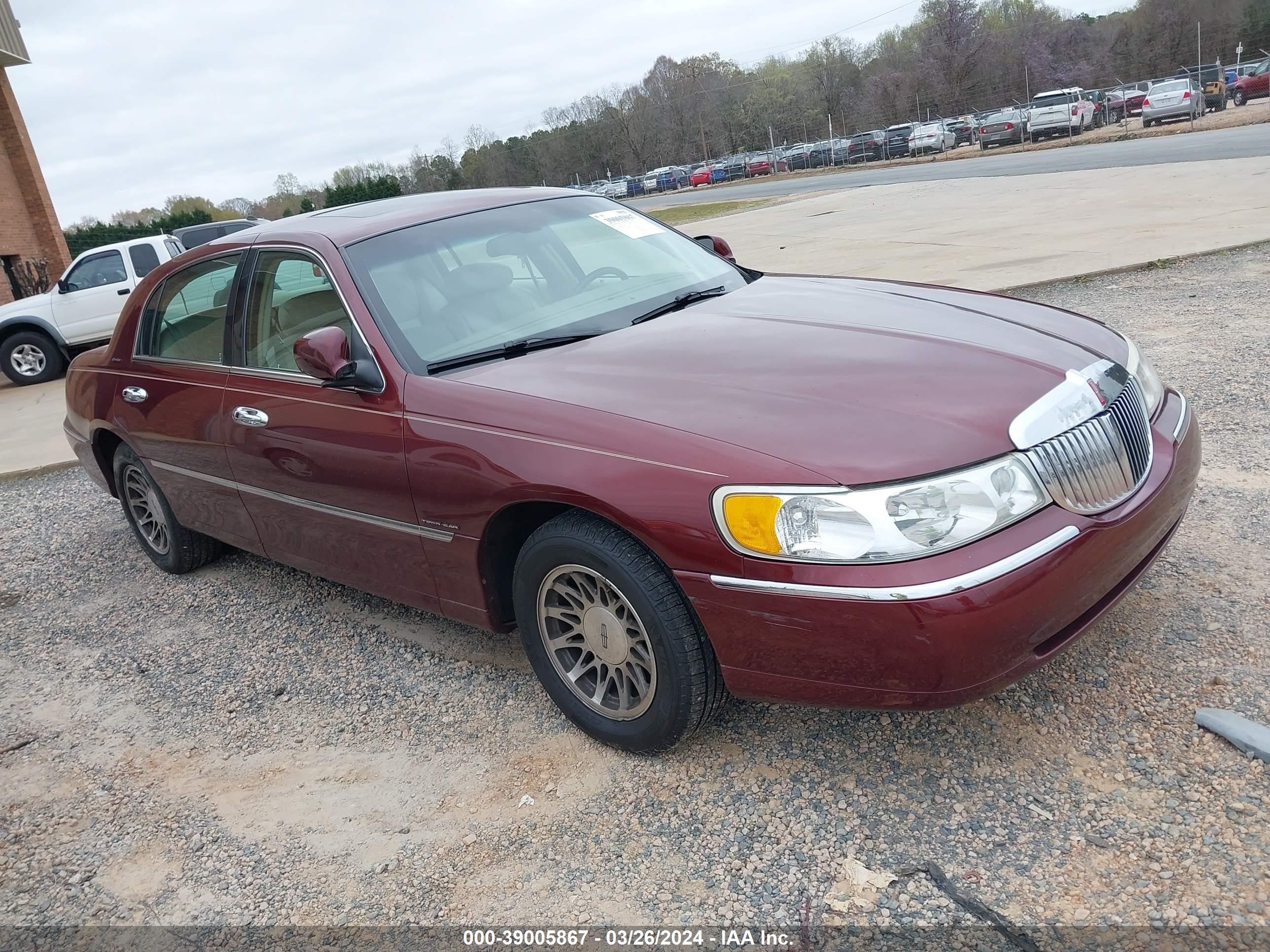 Photo 0 VIN: 1LNHM82W12Y649460 - LINCOLN TOWN CAR 