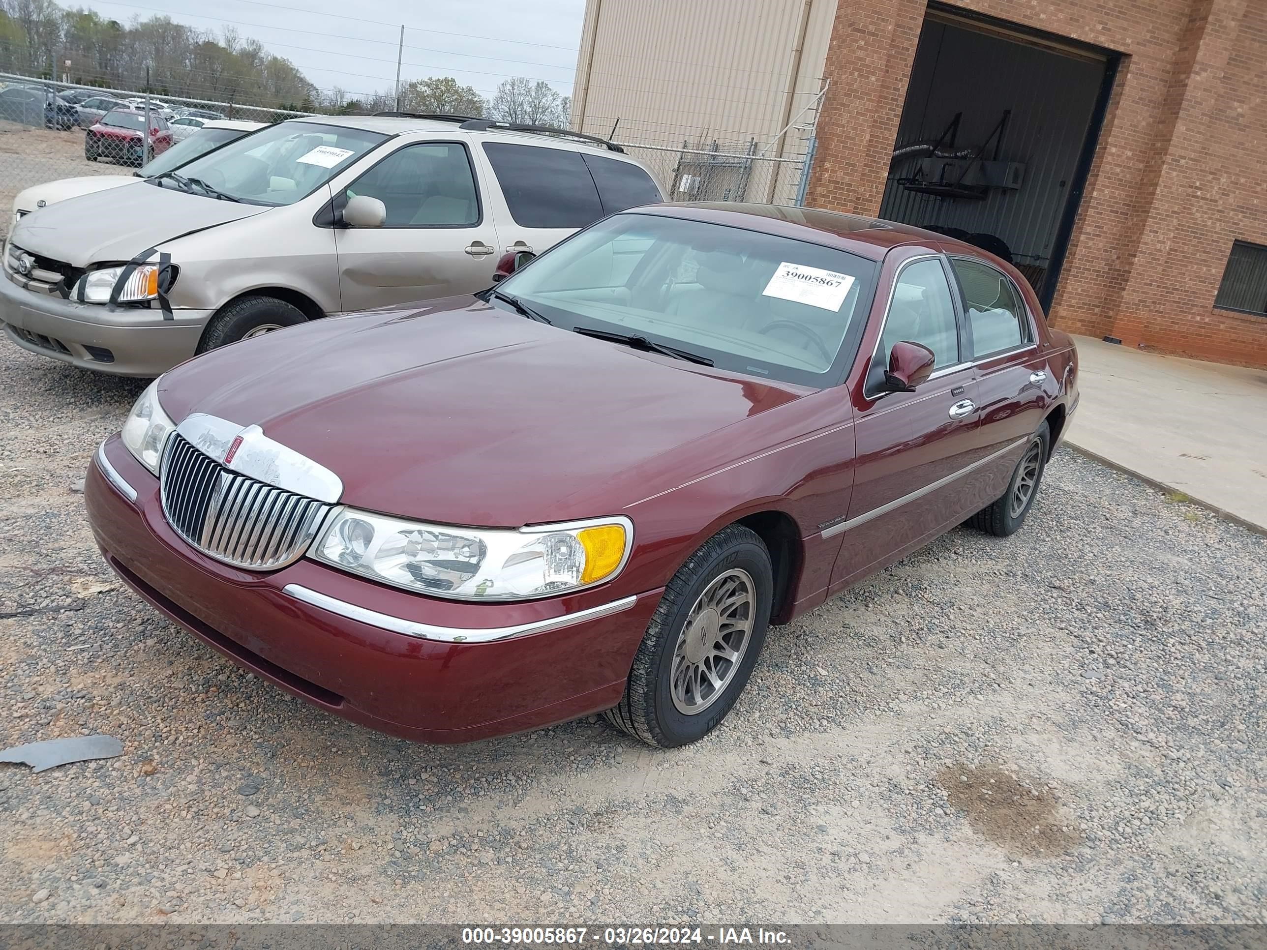 Photo 1 VIN: 1LNHM82W12Y649460 - LINCOLN TOWN CAR 