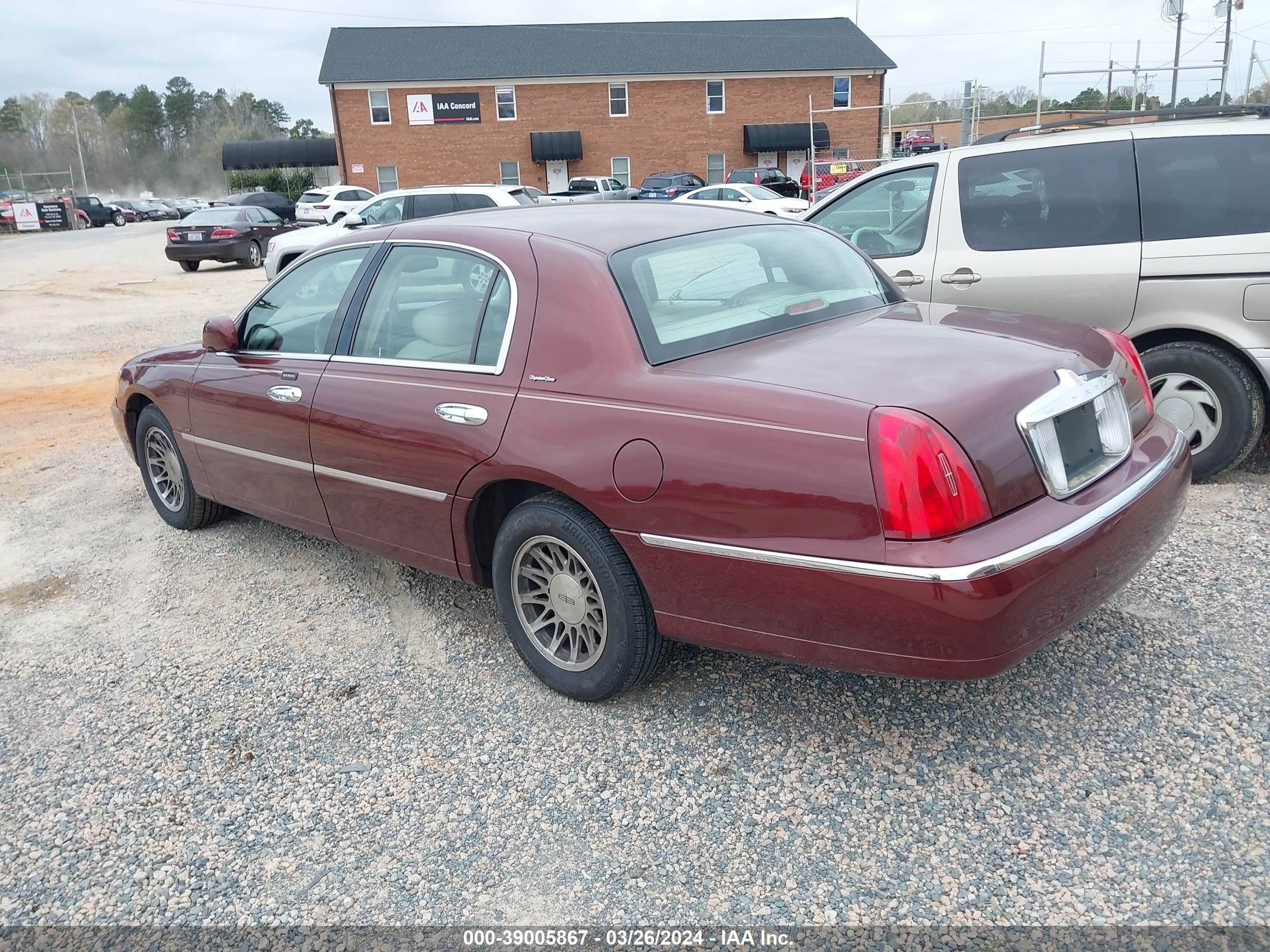 Photo 2 VIN: 1LNHM82W12Y649460 - LINCOLN TOWN CAR 