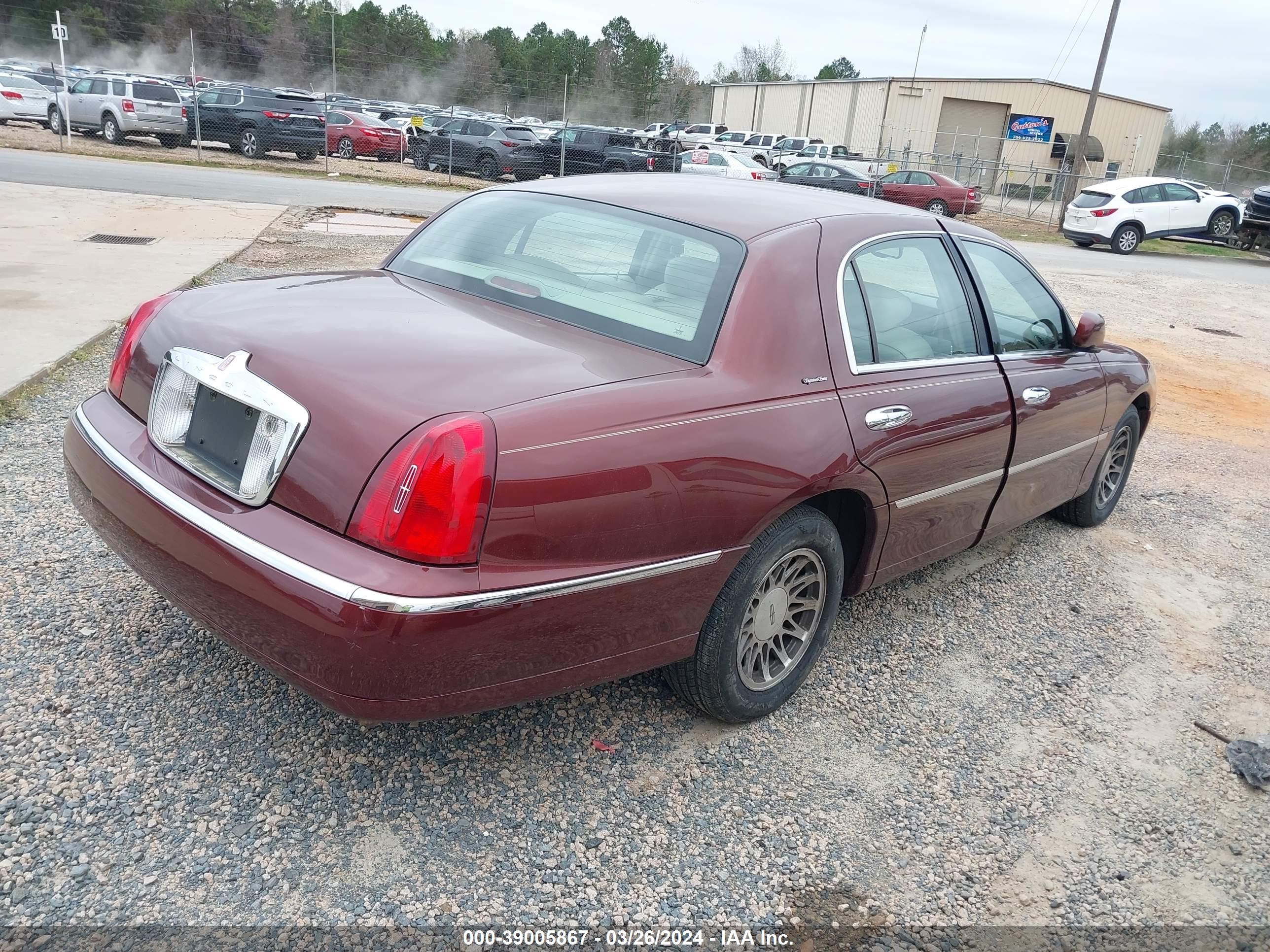 Photo 3 VIN: 1LNHM82W12Y649460 - LINCOLN TOWN CAR 