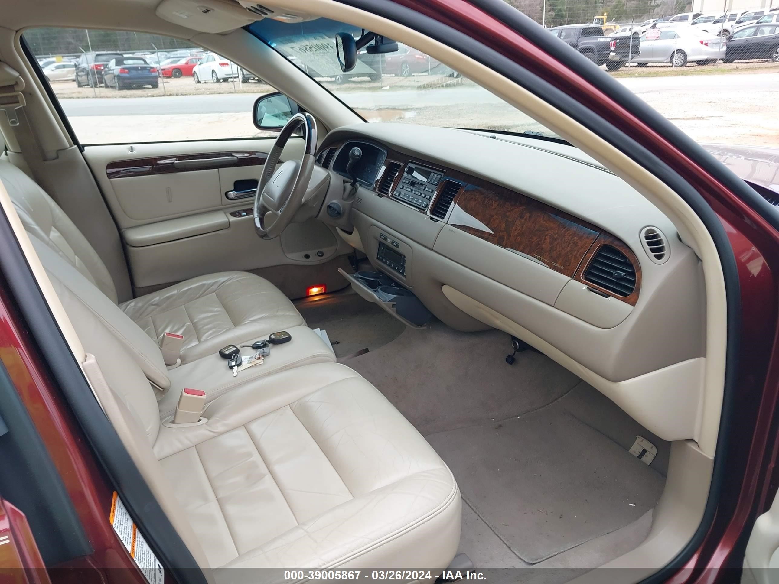 Photo 4 VIN: 1LNHM82W12Y649460 - LINCOLN TOWN CAR 