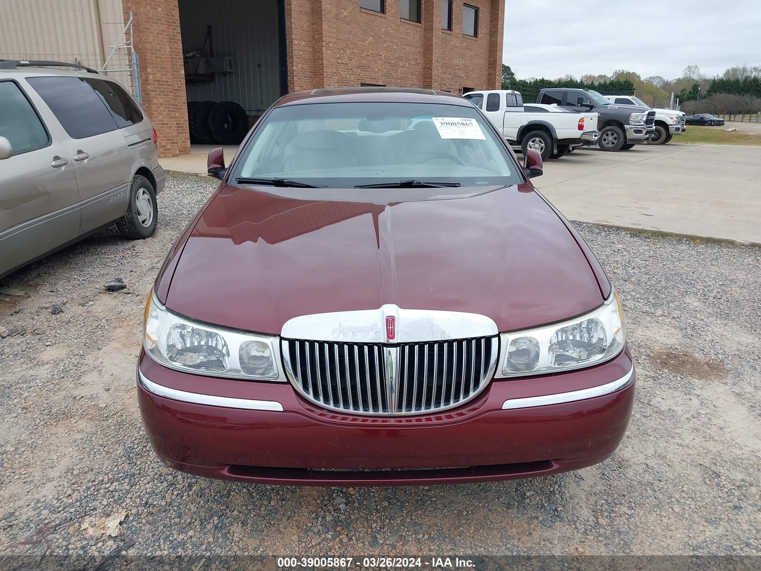 Photo 5 VIN: 1LNHM82W12Y649460 - LINCOLN TOWN CAR 