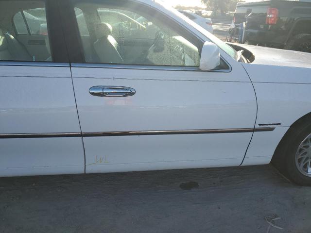 Photo 11 VIN: 1LNHM82W12Y661656 - LINCOLN TOWNCAR 