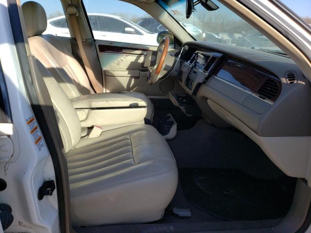 Photo 4 VIN: 1LNHM82W13Y612961 - LINCOLN TOWN CAR S 