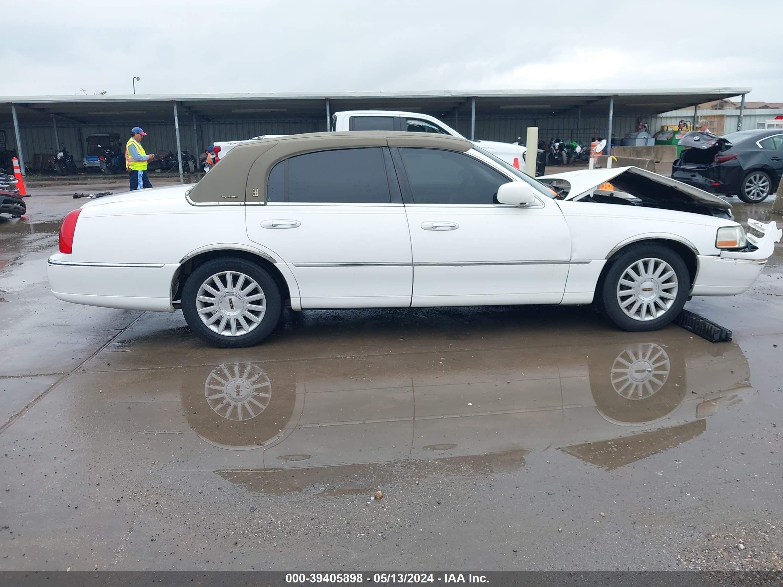 Photo 12 VIN: 1LNHM82W13Y629310 - LINCOLN TOWN CAR 