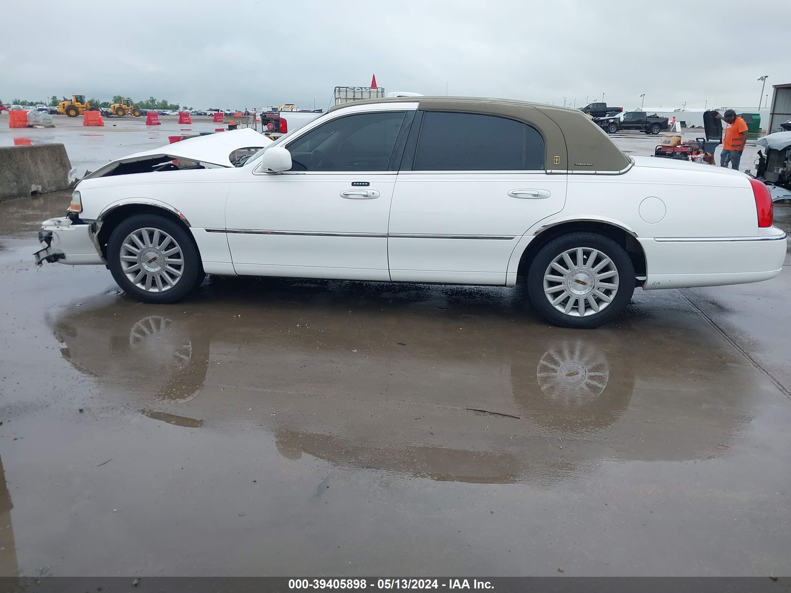 Photo 13 VIN: 1LNHM82W13Y629310 - LINCOLN TOWN CAR 