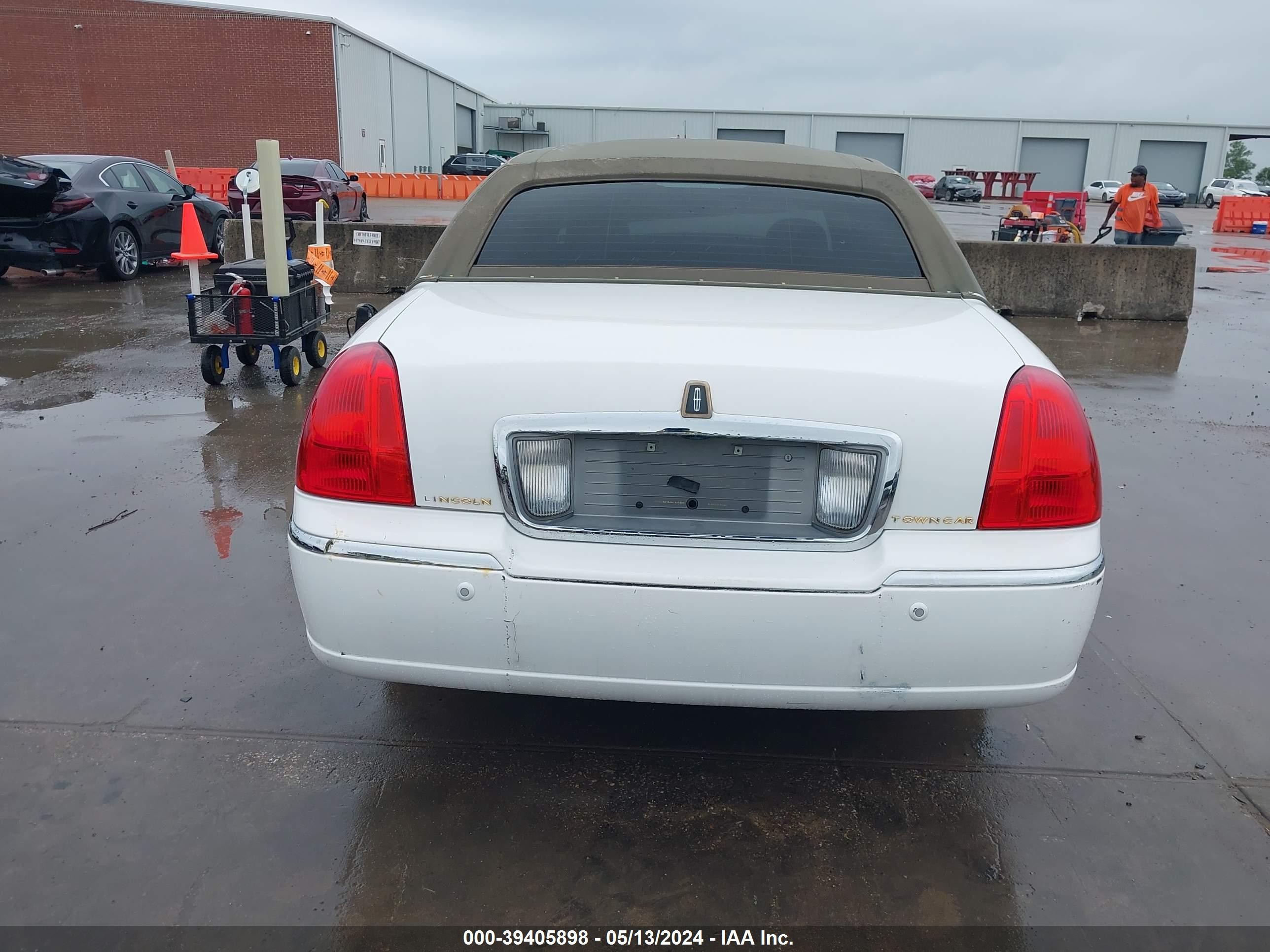 Photo 15 VIN: 1LNHM82W13Y629310 - LINCOLN TOWN CAR 