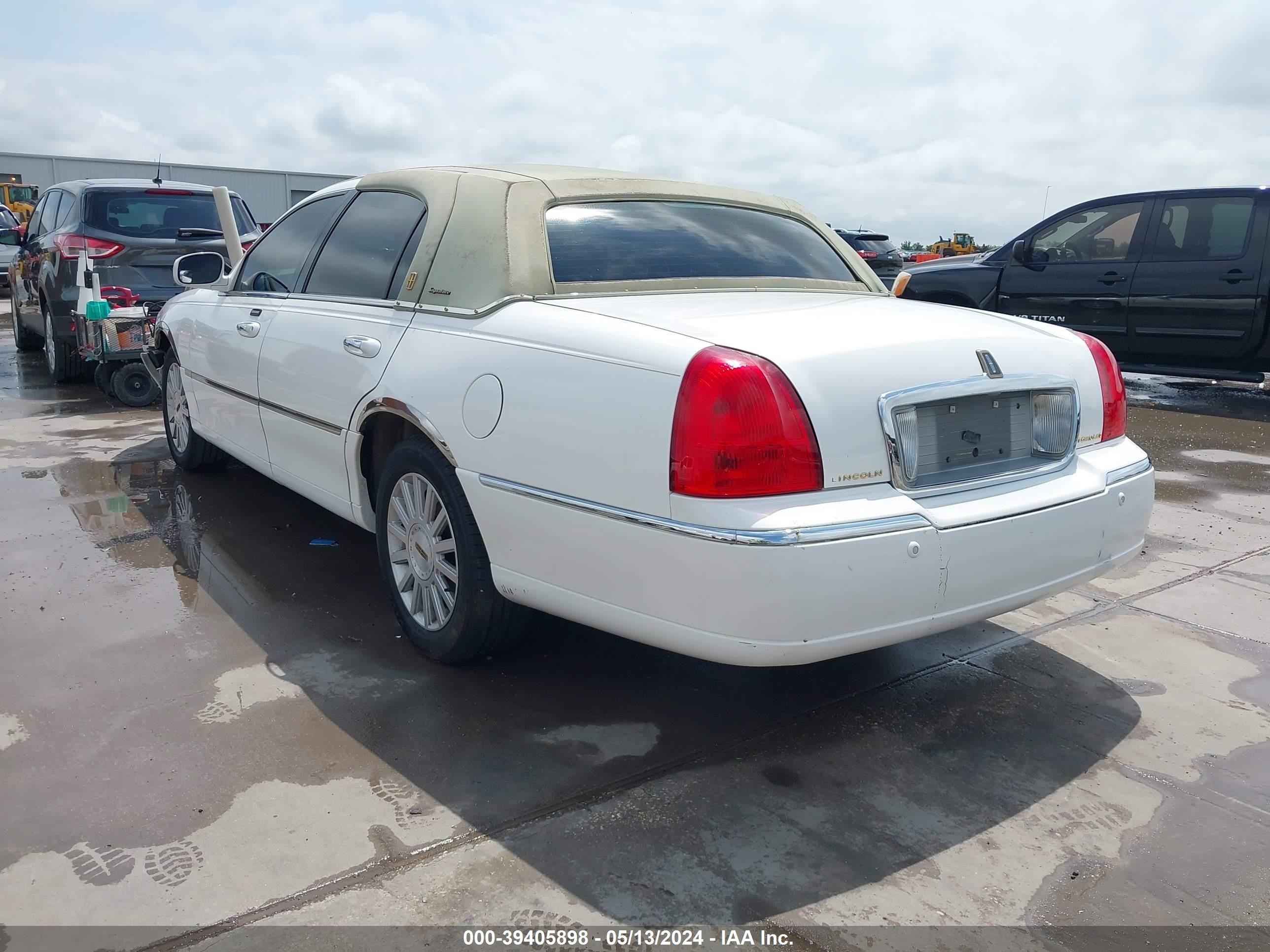 Photo 2 VIN: 1LNHM82W13Y629310 - LINCOLN TOWN CAR 