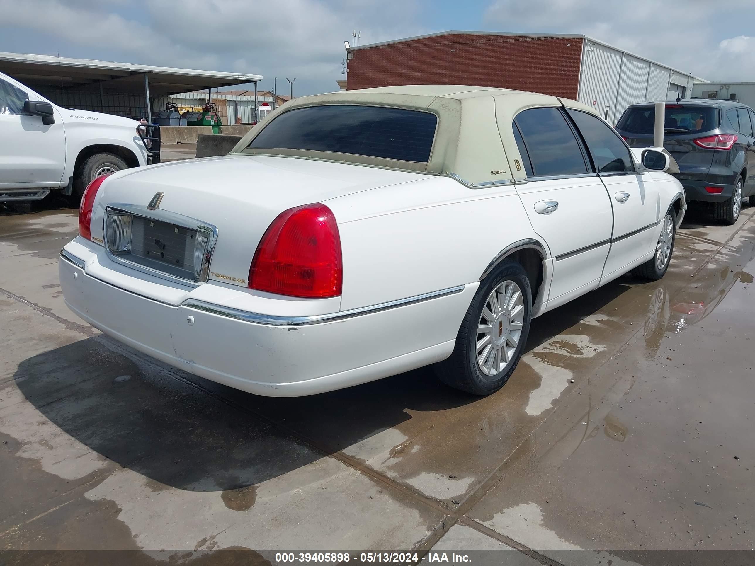 Photo 3 VIN: 1LNHM82W13Y629310 - LINCOLN TOWN CAR 