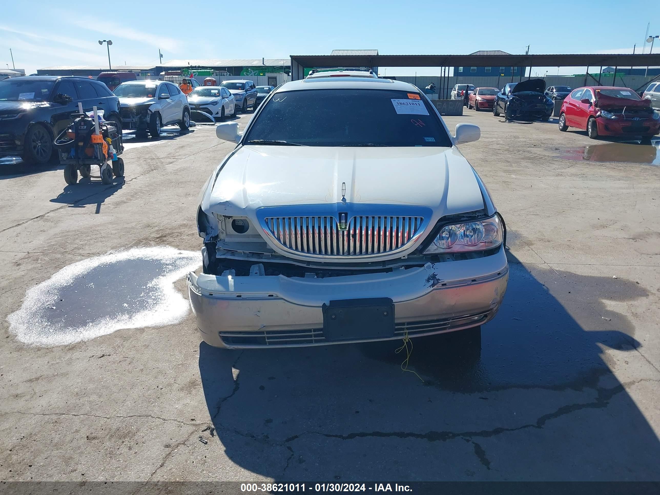 Photo 12 VIN: 1LNHM82W15Y646370 - LINCOLN TOWN CAR 