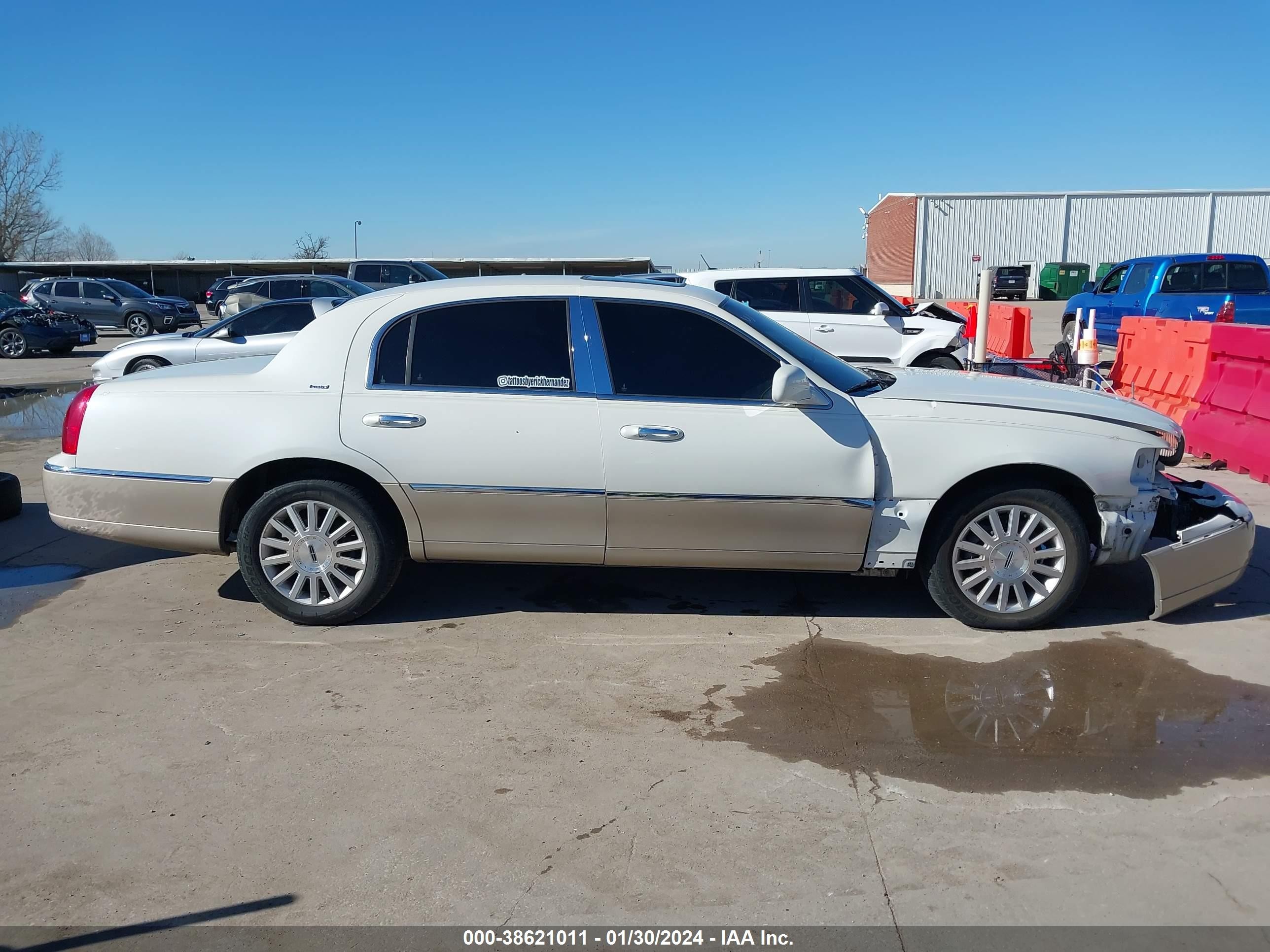 Photo 13 VIN: 1LNHM82W15Y646370 - LINCOLN TOWN CAR 