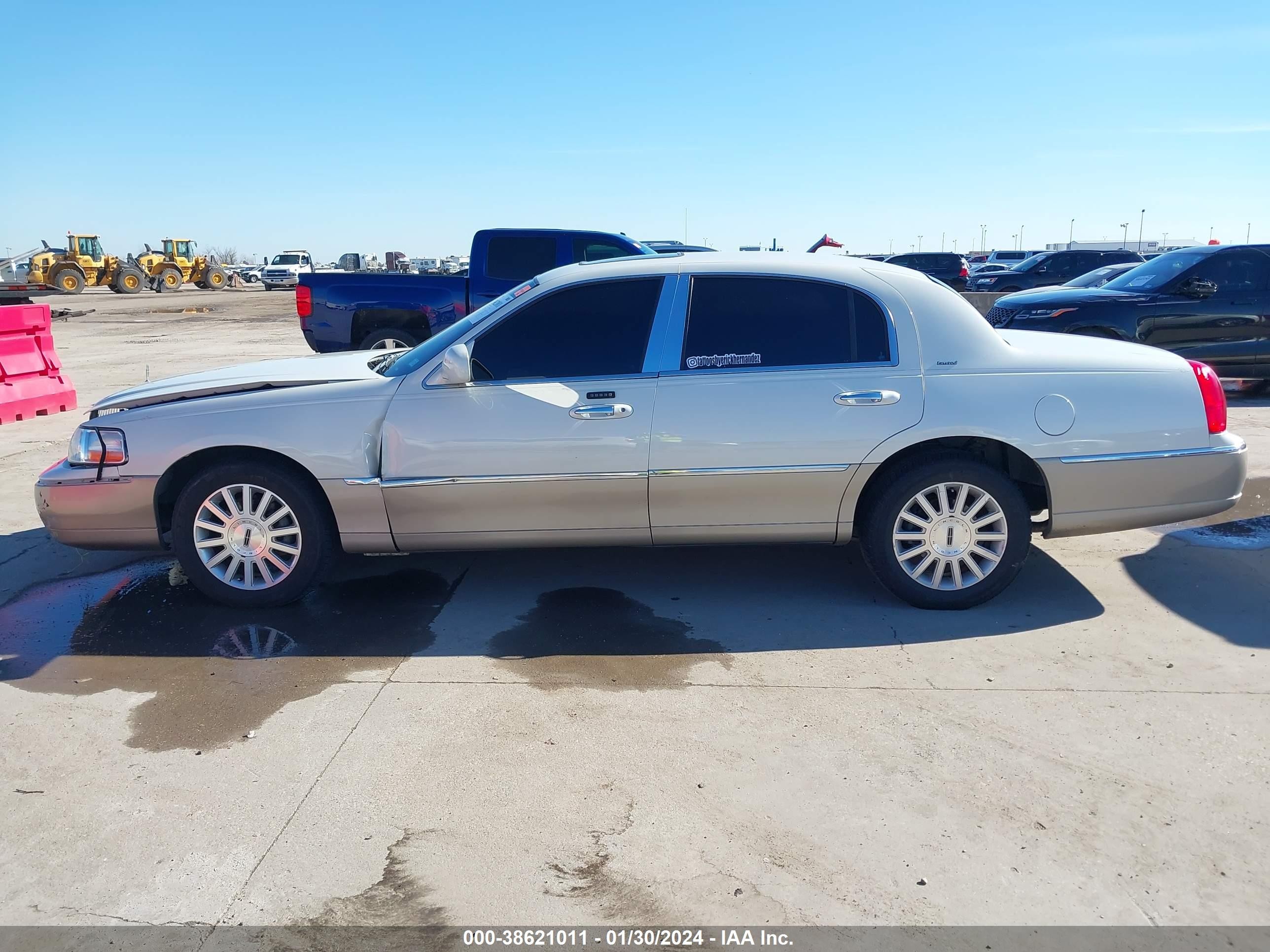 Photo 14 VIN: 1LNHM82W15Y646370 - LINCOLN TOWN CAR 