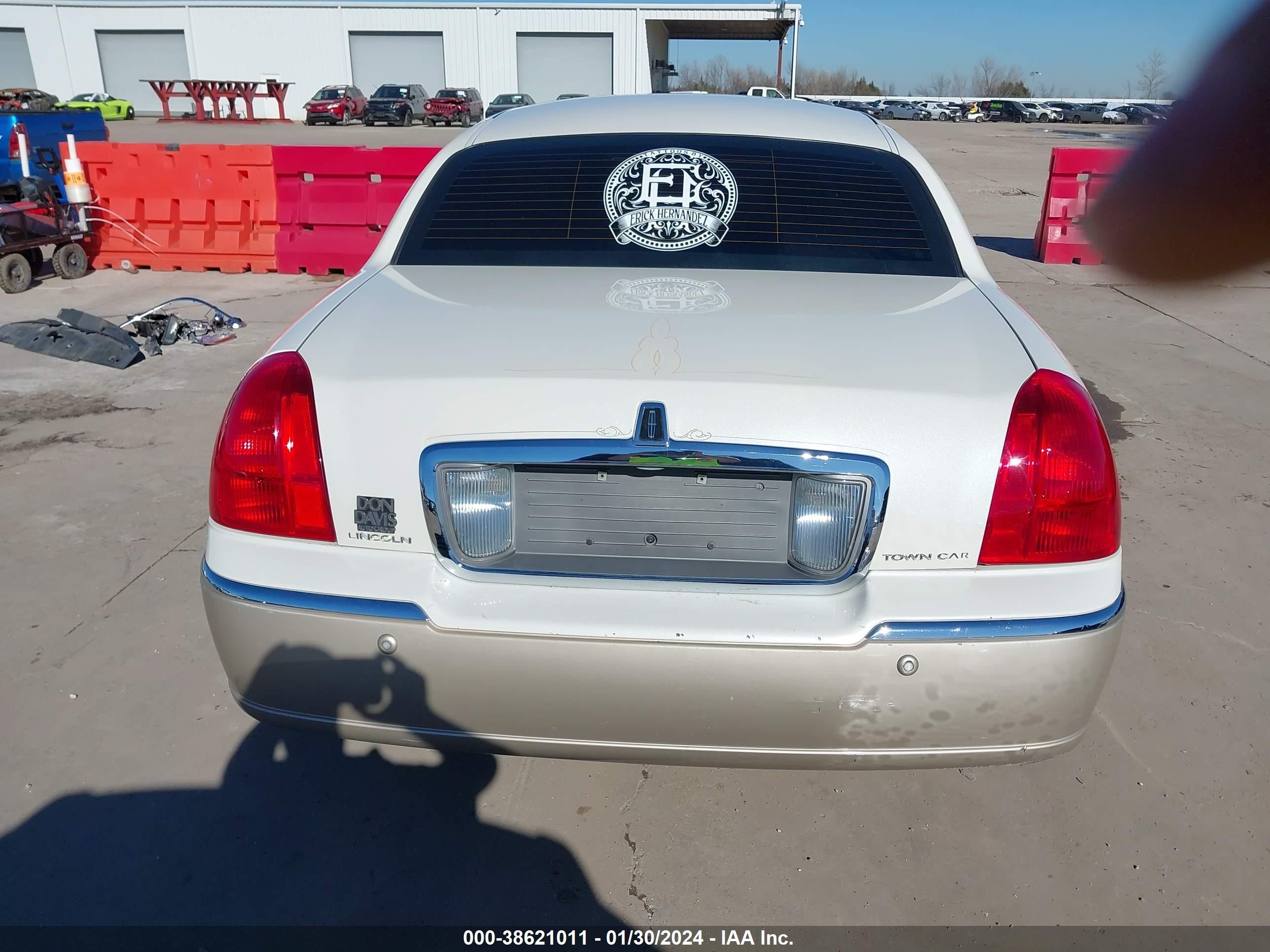 Photo 16 VIN: 1LNHM82W15Y646370 - LINCOLN TOWN CAR 