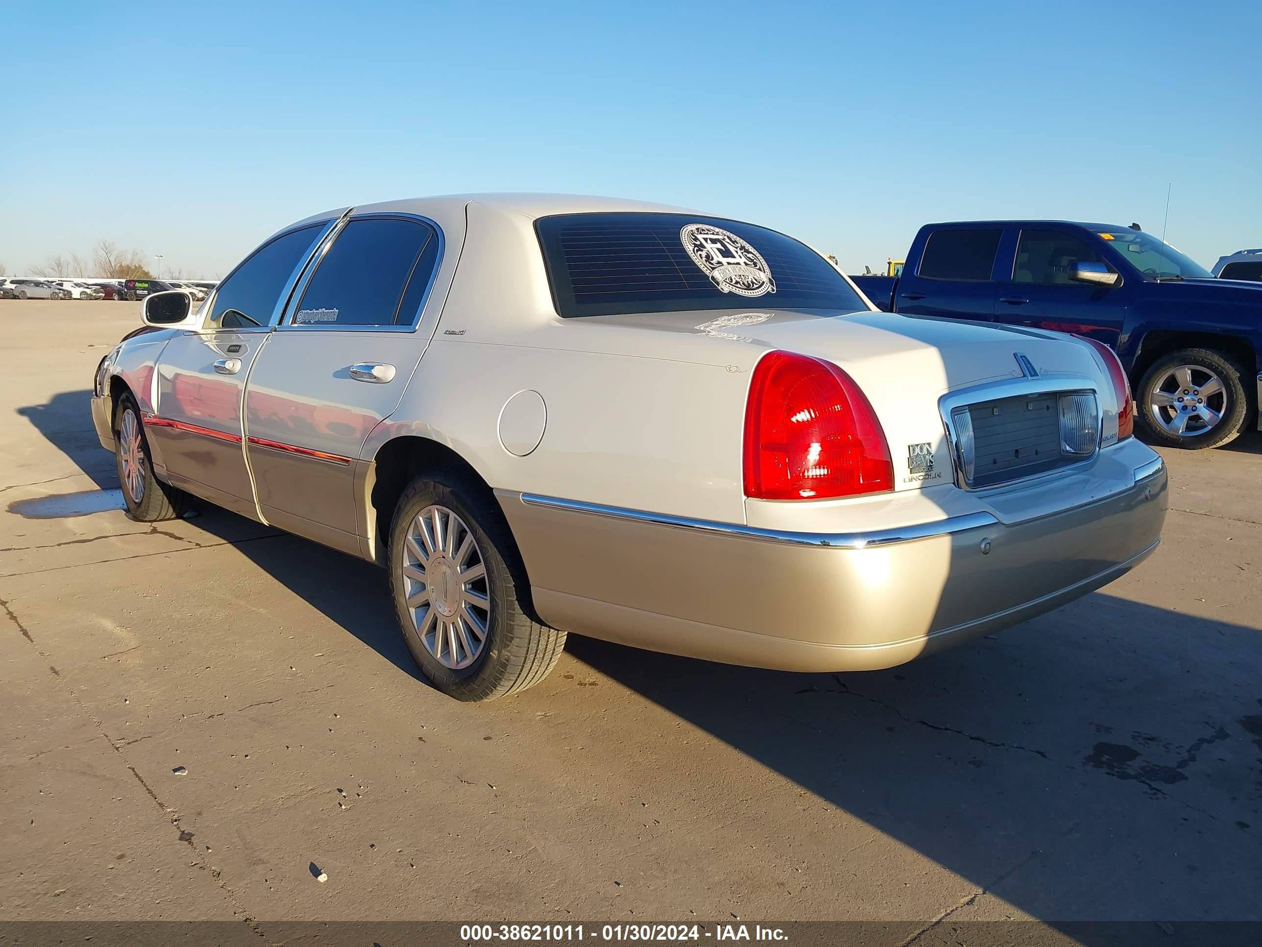 Photo 2 VIN: 1LNHM82W15Y646370 - LINCOLN TOWN CAR 