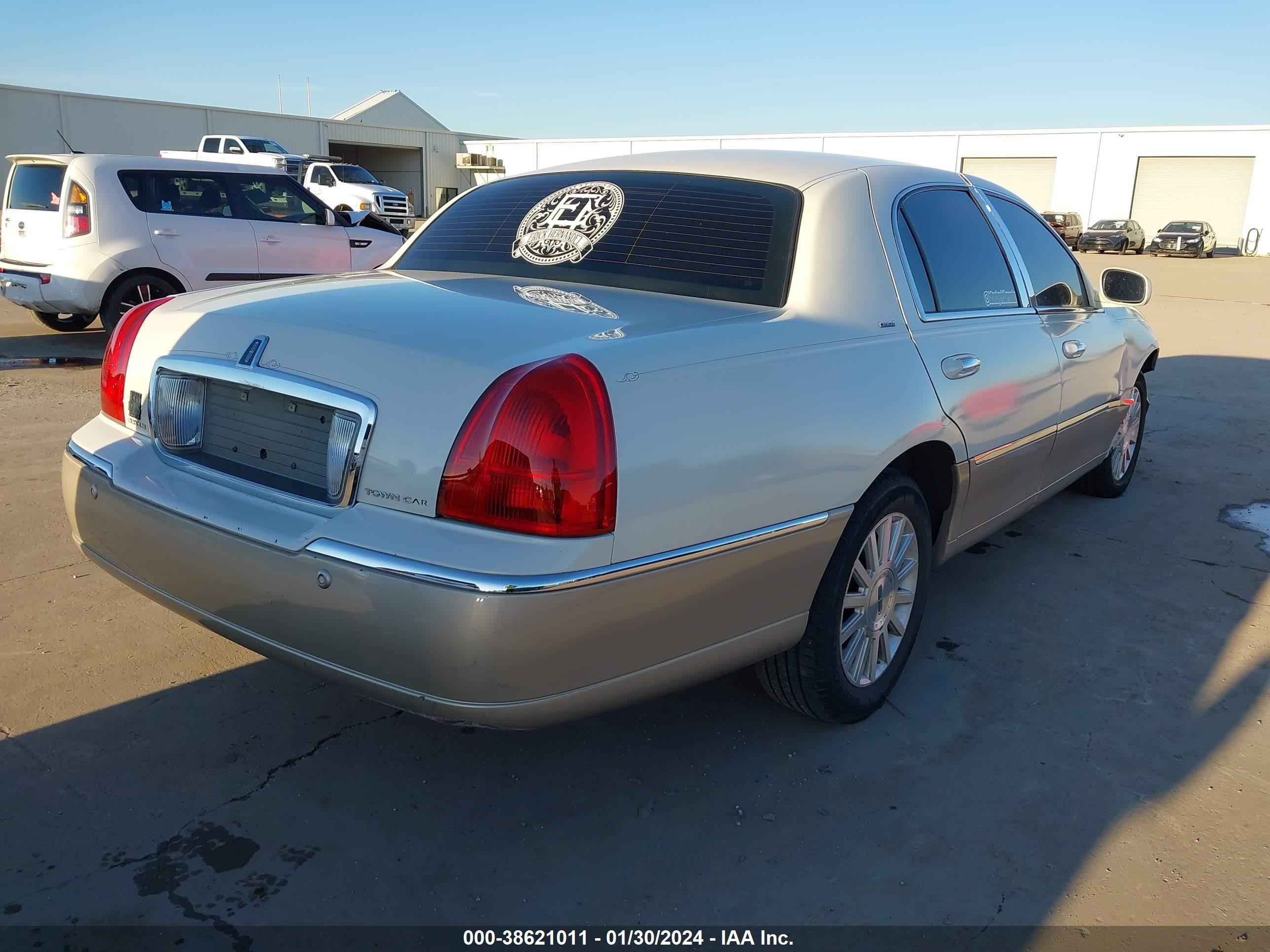 Photo 3 VIN: 1LNHM82W15Y646370 - LINCOLN TOWN CAR 