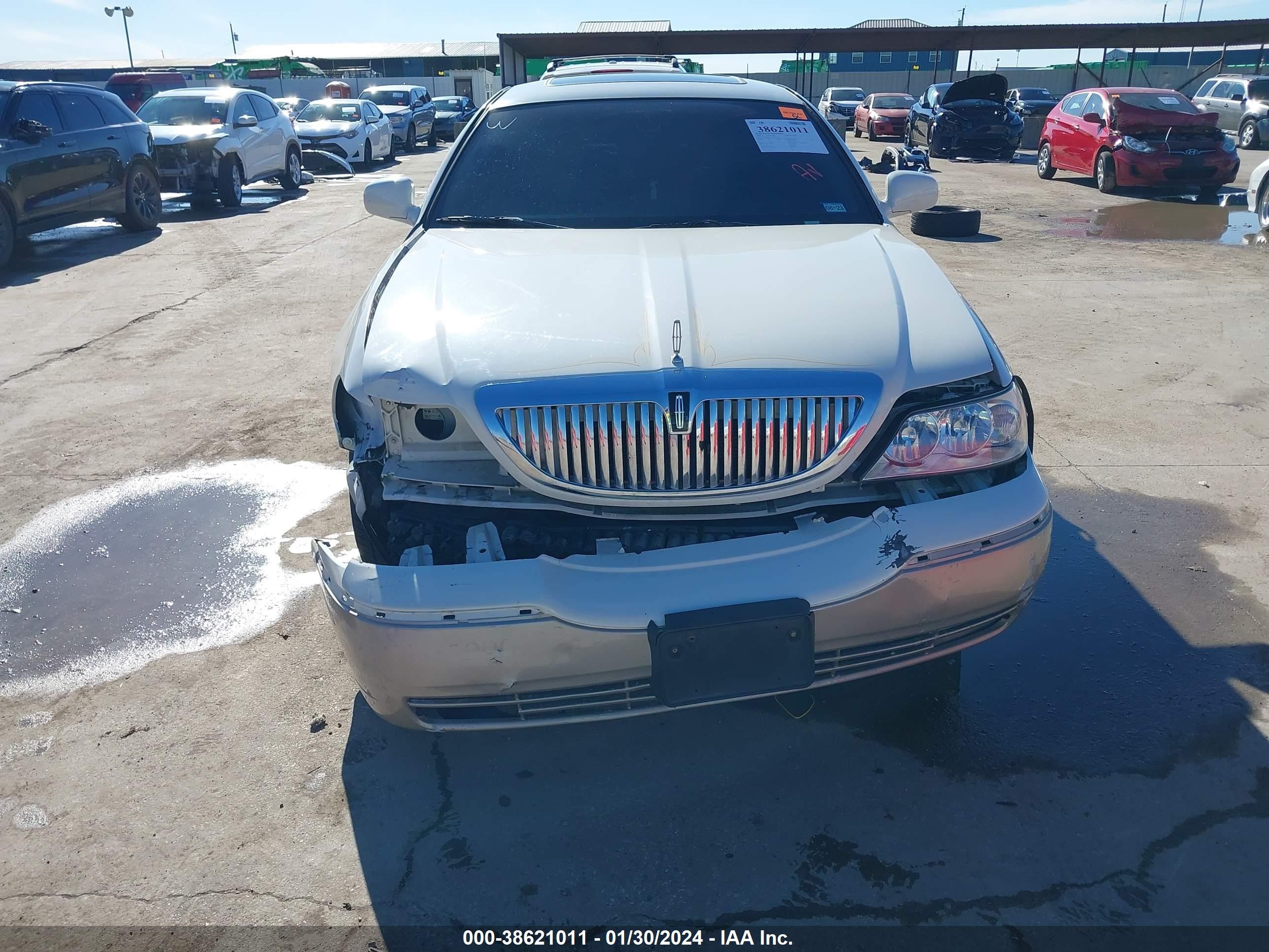 Photo 5 VIN: 1LNHM82W15Y646370 - LINCOLN TOWN CAR 